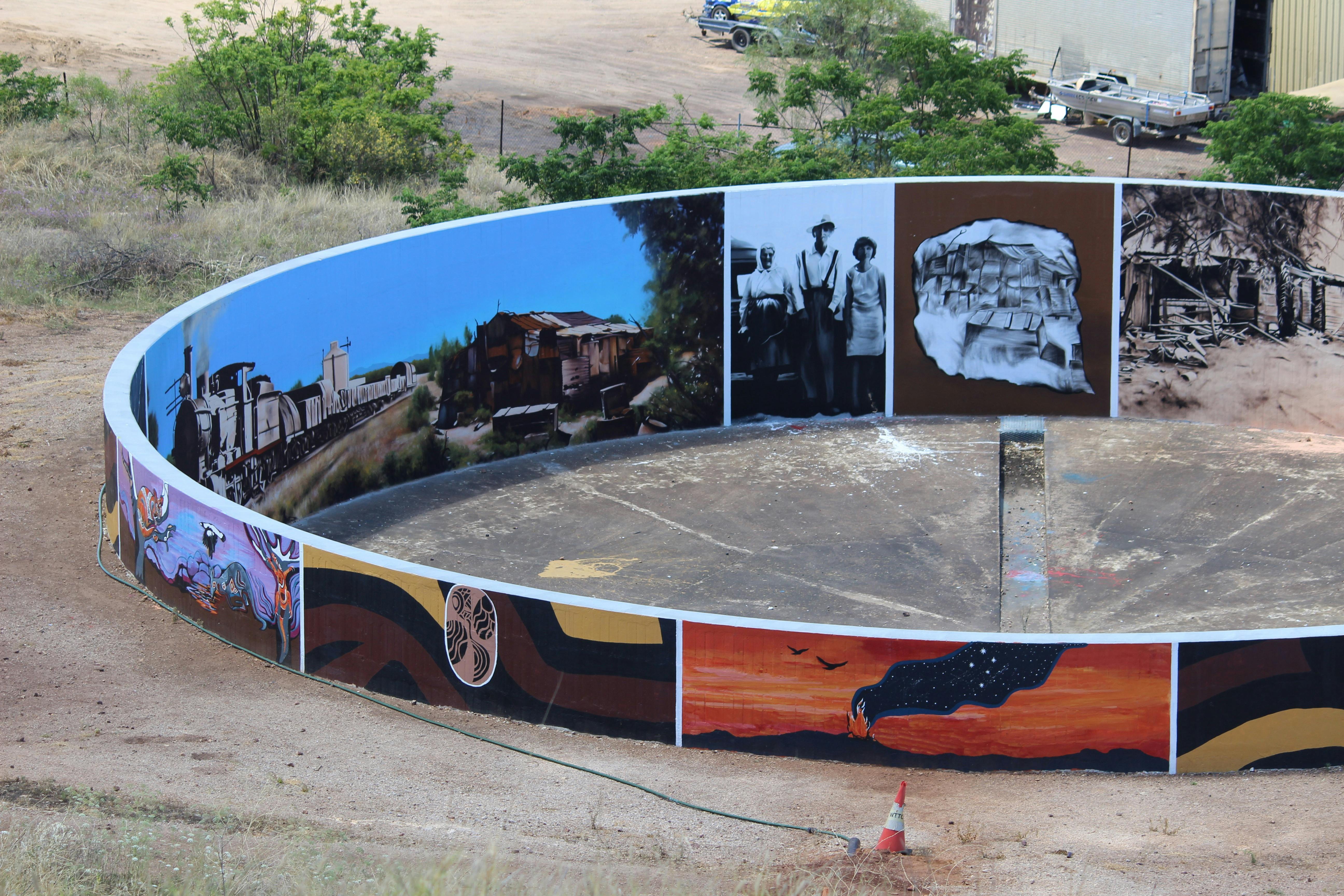 die Hälfte des Wassertanks von oben mit Malereien innen und außen