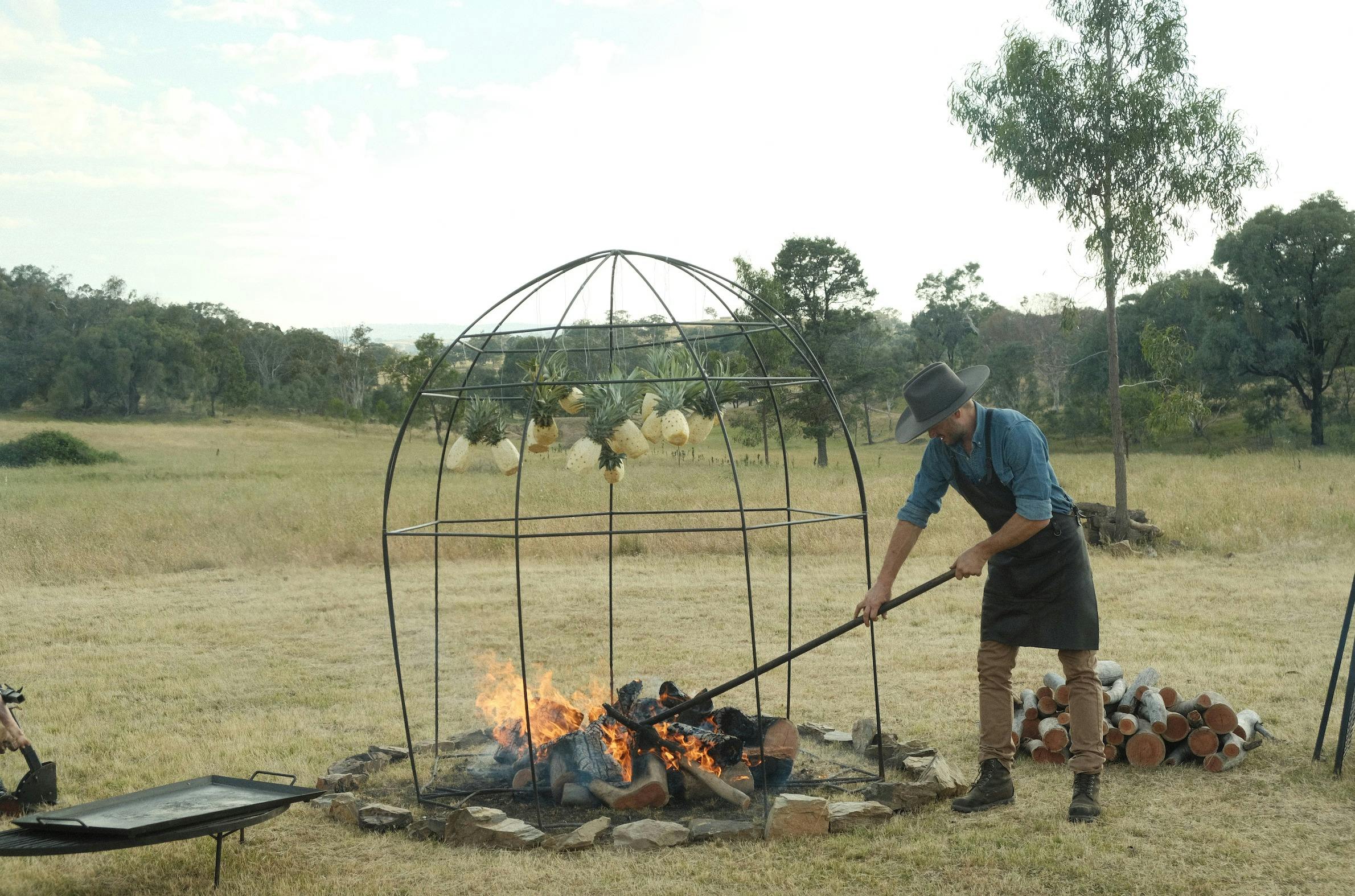 버드갈롱 파이어 피스트에서 현지에서 조달한 식재료를 굽는 소박한 장작 화덕.