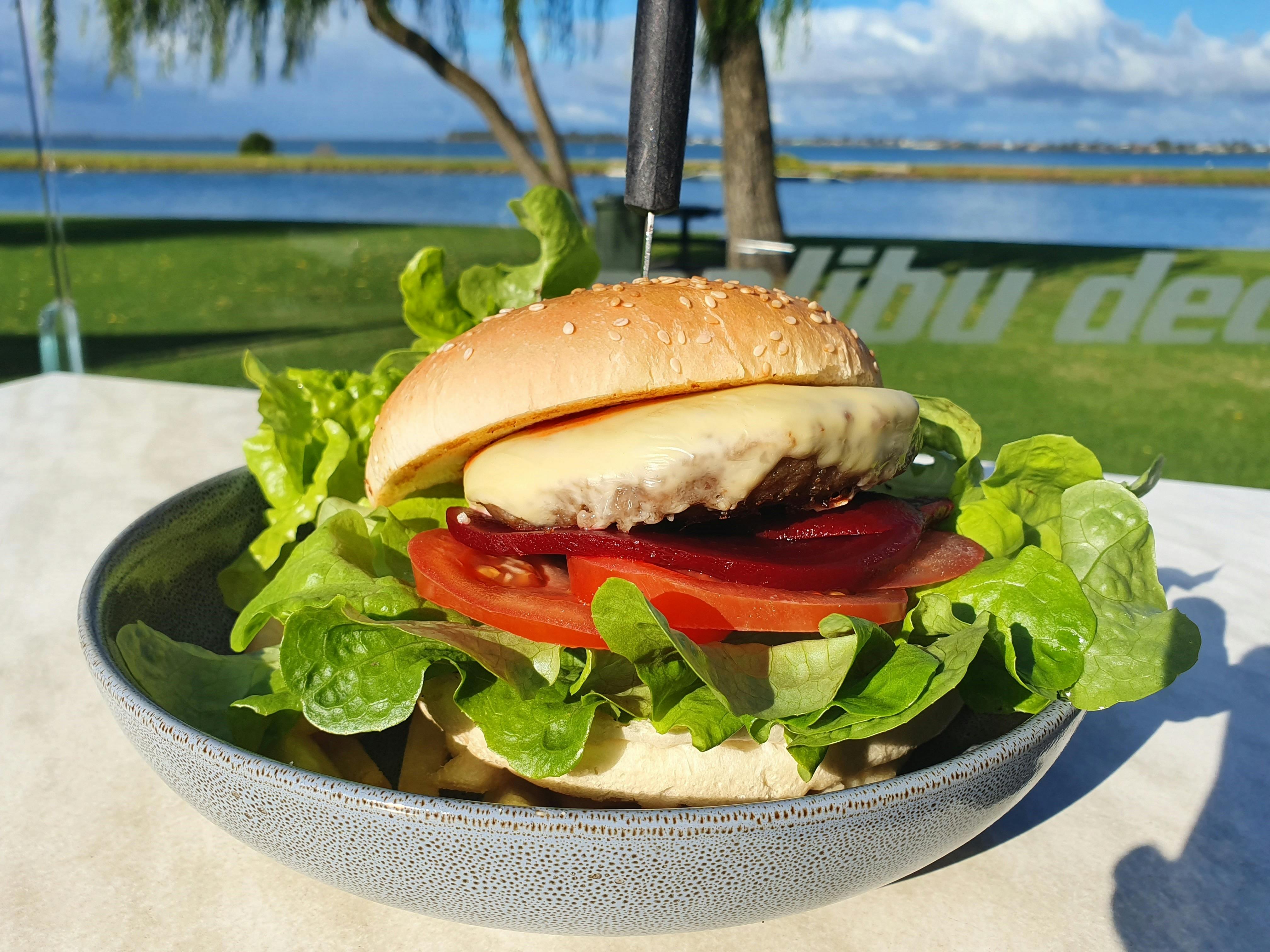 おいしいハンバーガー、素晴らしい湖の景色、フレンドリーなサービス。