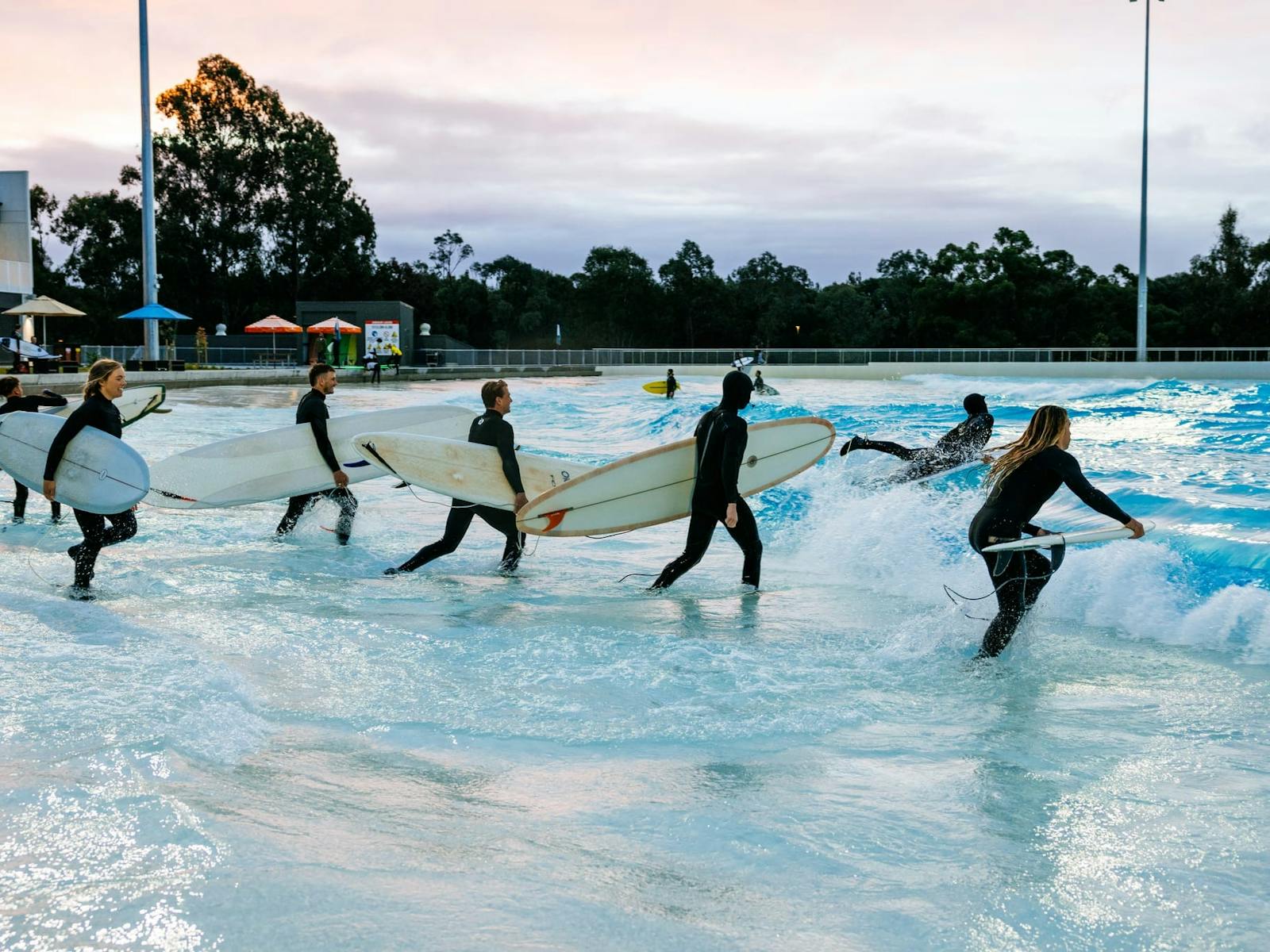 水に入るサーファーのグループ