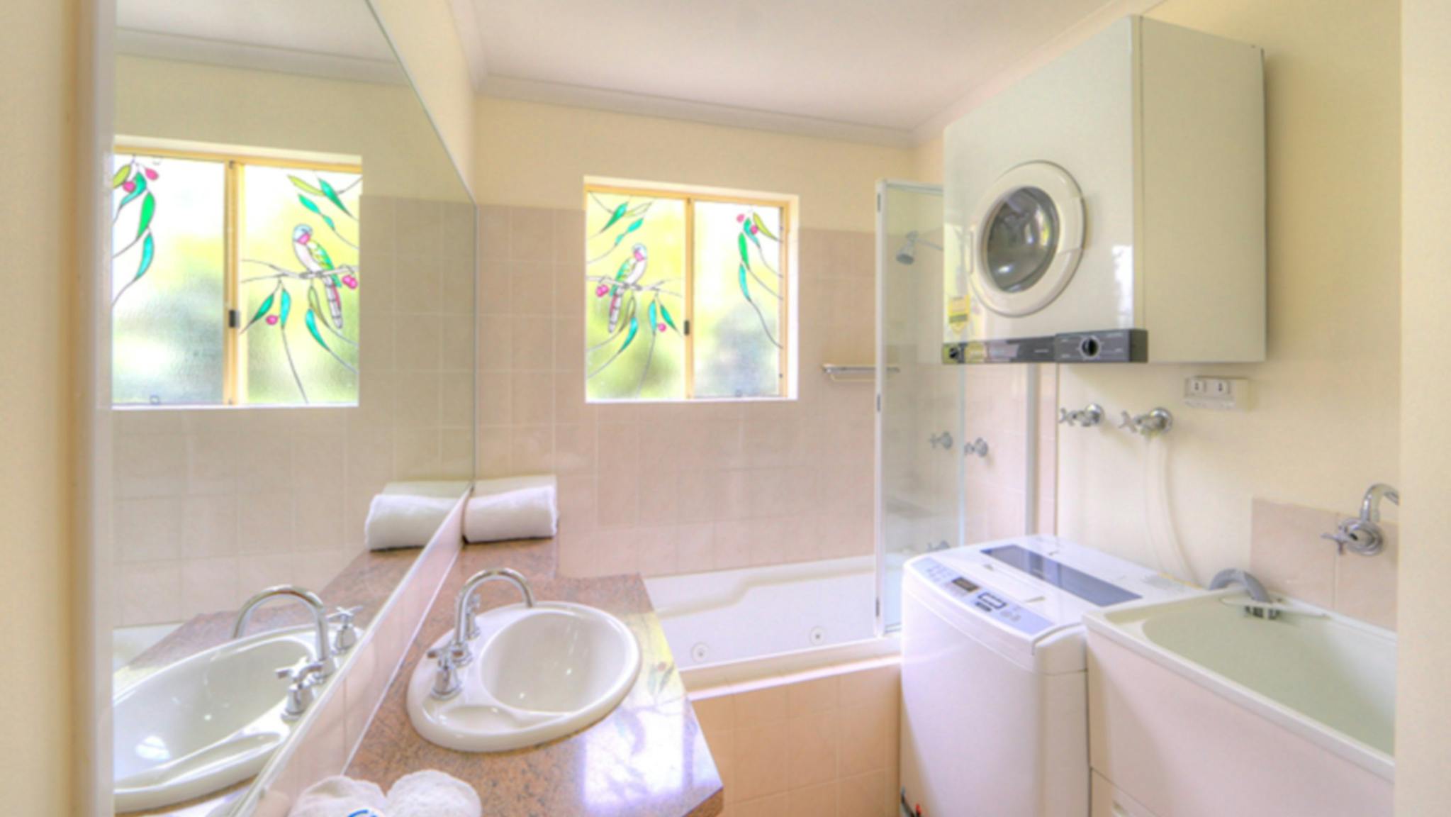 Rainbow Getaway Bathroom and Laundry Rainbow Getaway Bathroom and Laundry