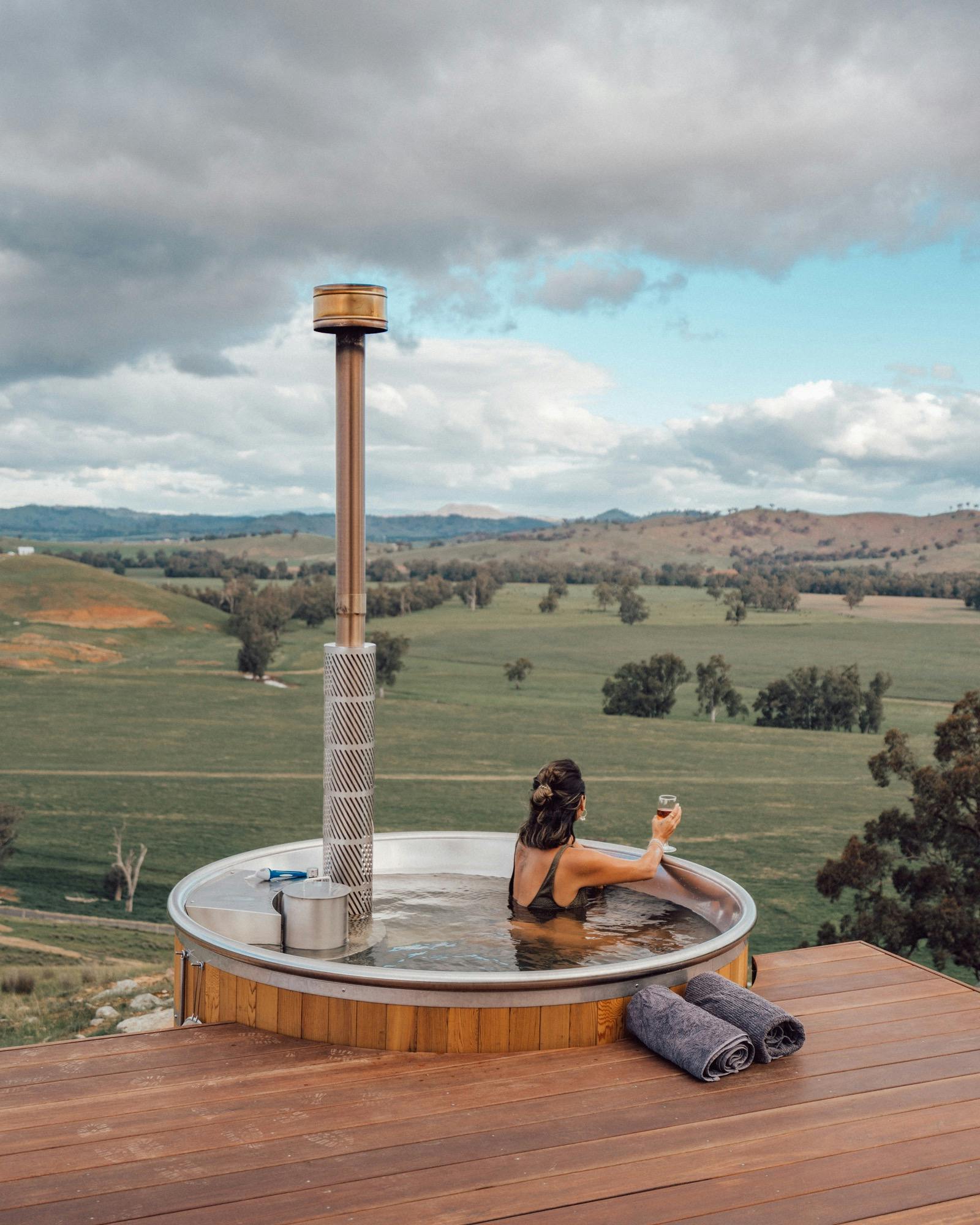 나무로 불을 피우는 온수 욕조에서 경치를 감상하세요