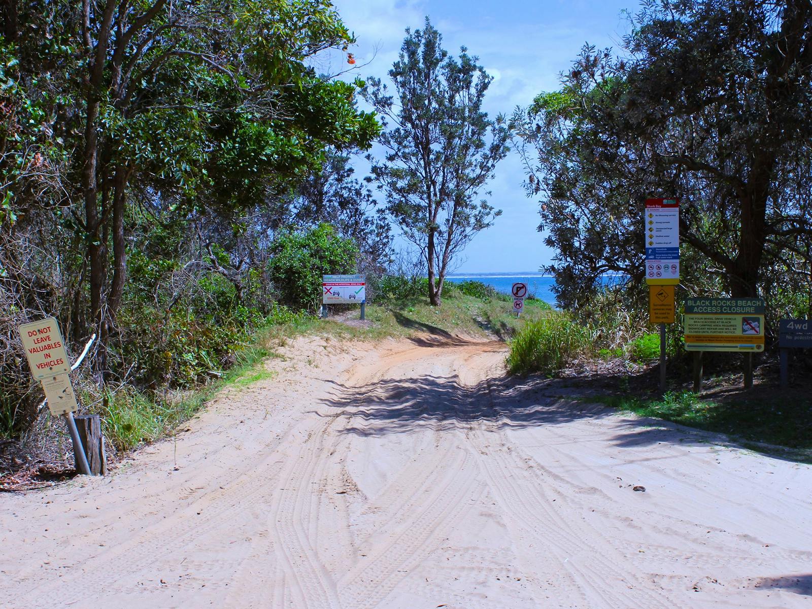 Die am eindrucksvollsten ausgeschilderte 4WD-Strecke im Clarence Valley. Haibucht, Iluka.