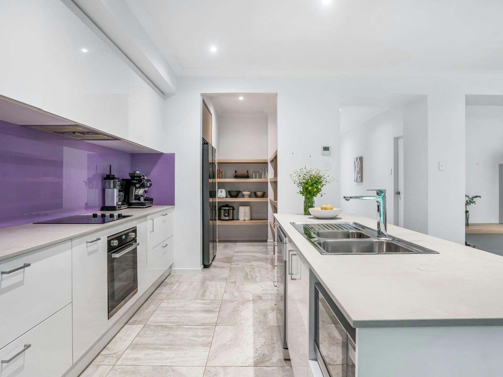 Fully equipped kitchen with breakfast bar