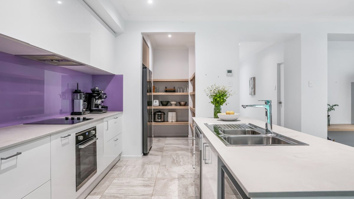 Fully equipped kitchen with breakfast bar
