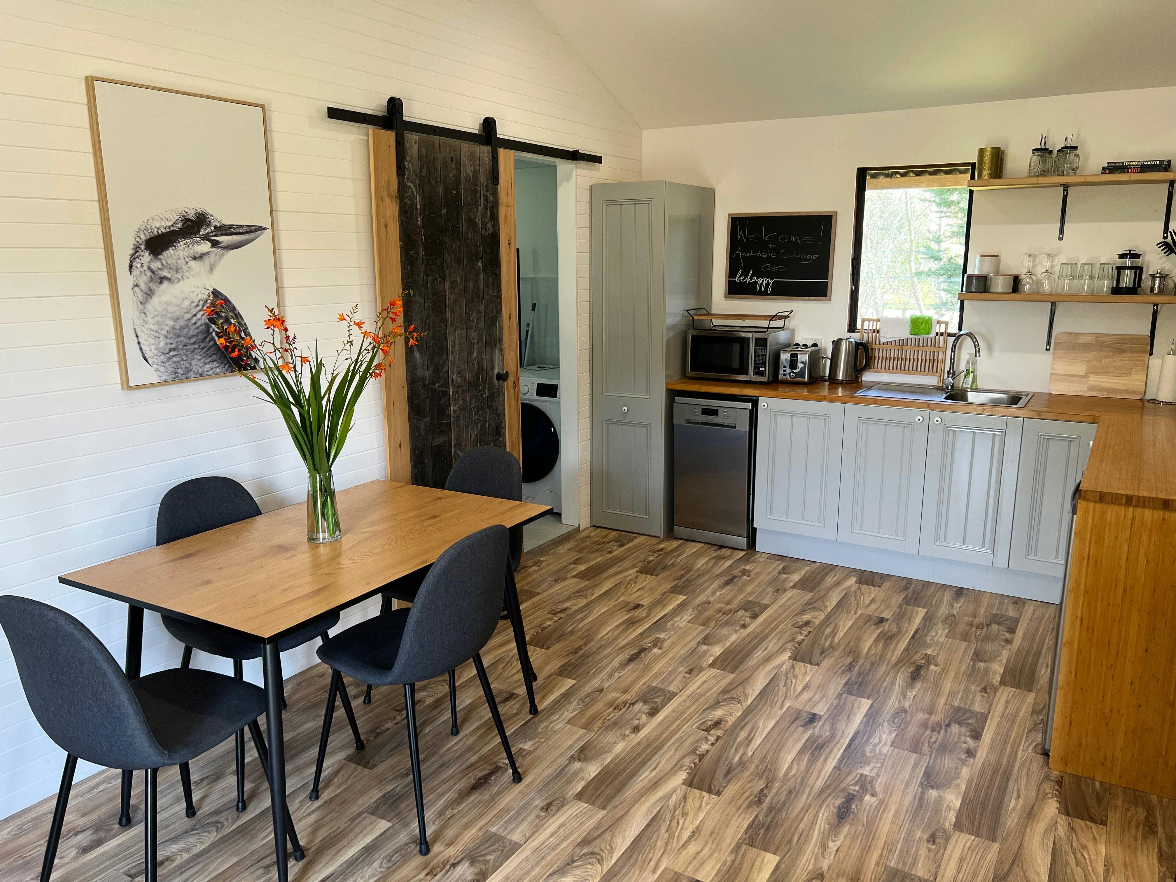 일하거나 식사하거나 서로 즐거운 시간을 보내는 데 필요한 모든 것을 갖추고 있어 편안합니다.