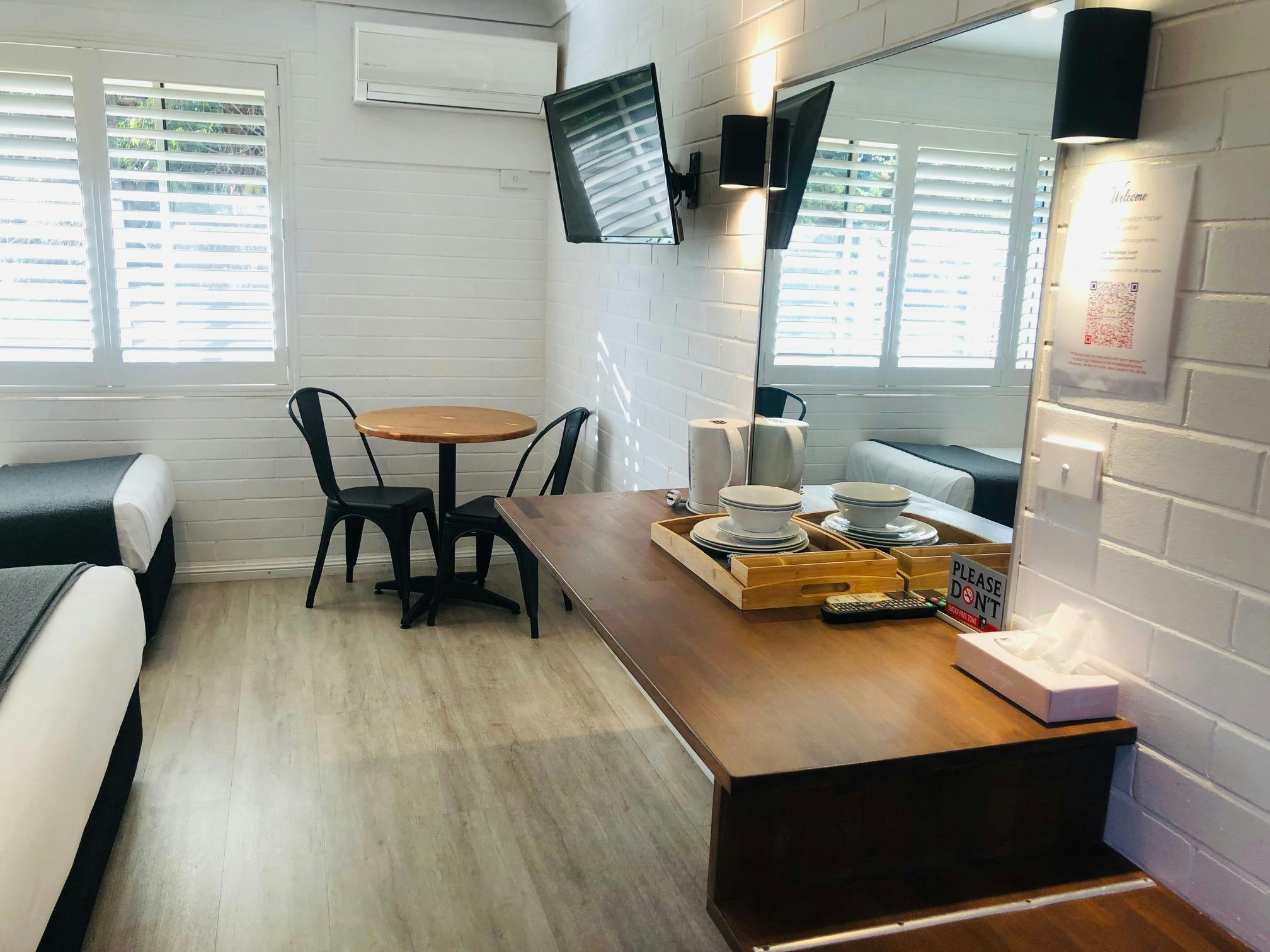 RoWork 테이블 의자 칼 접시가 있는 작은 식탁