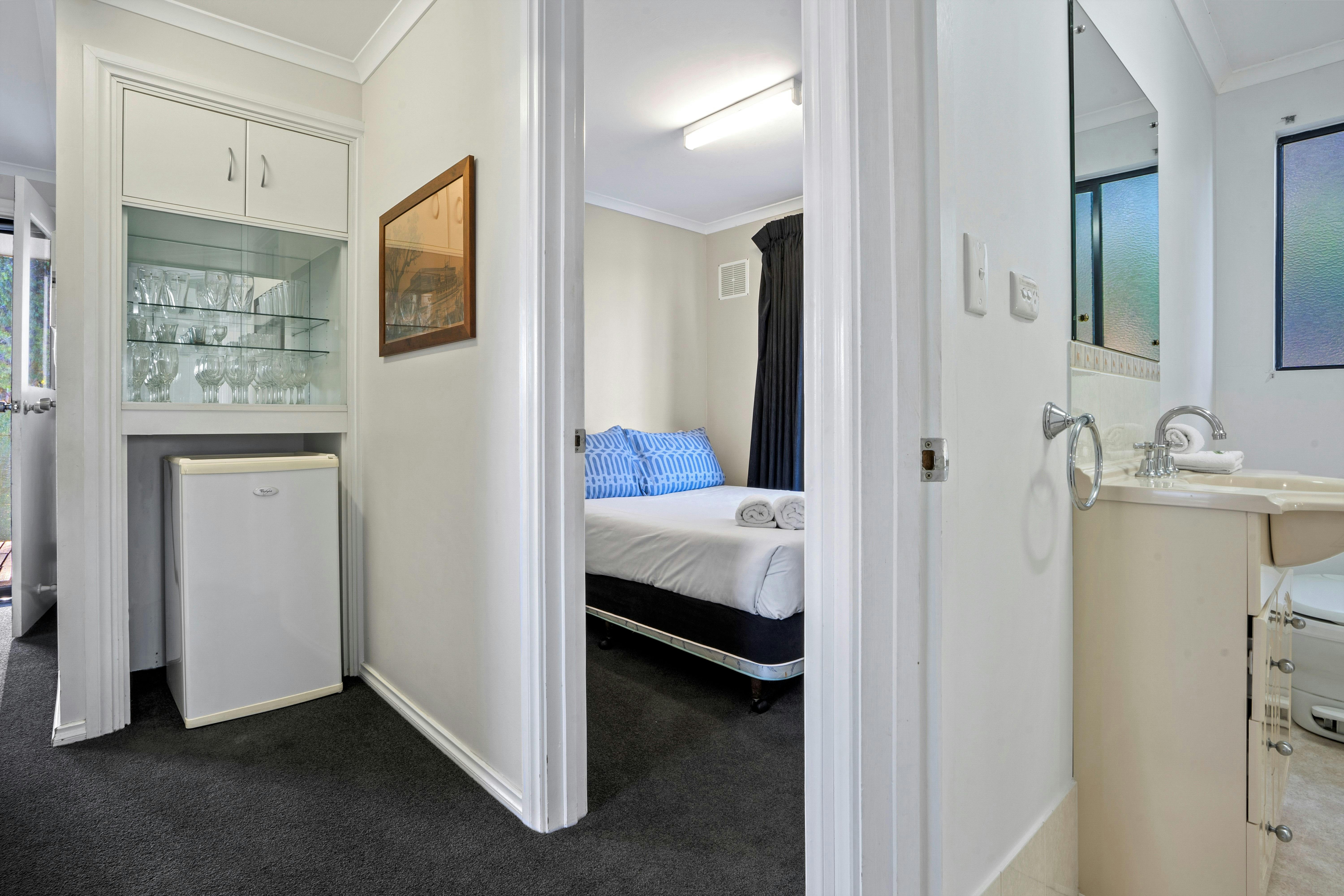 Cocktail bar/fridge - bedroom & bathroom