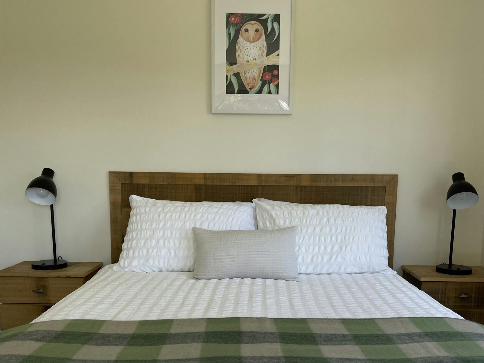 Bundaleera Vineyard accommodation with queen bed, blanket and artwork