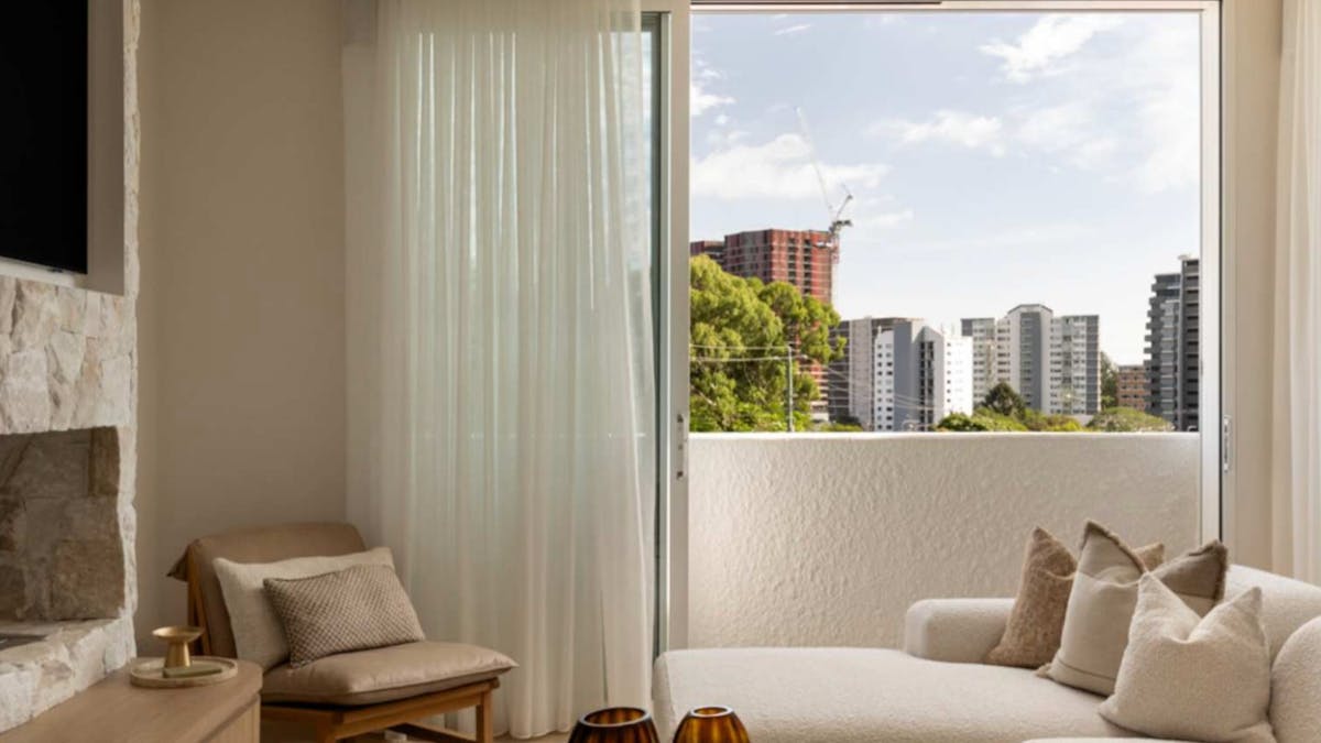 Four bedroom home in Burleigh - Lounge
