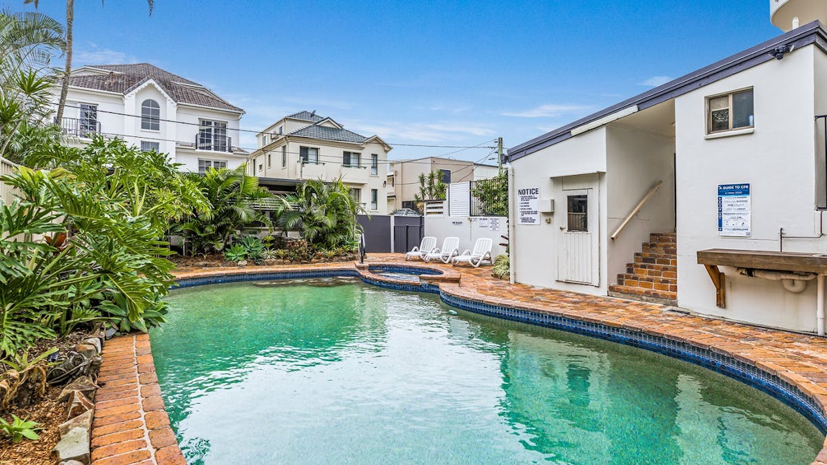 2 Bedroom unit in Palm Beach - Shared pool