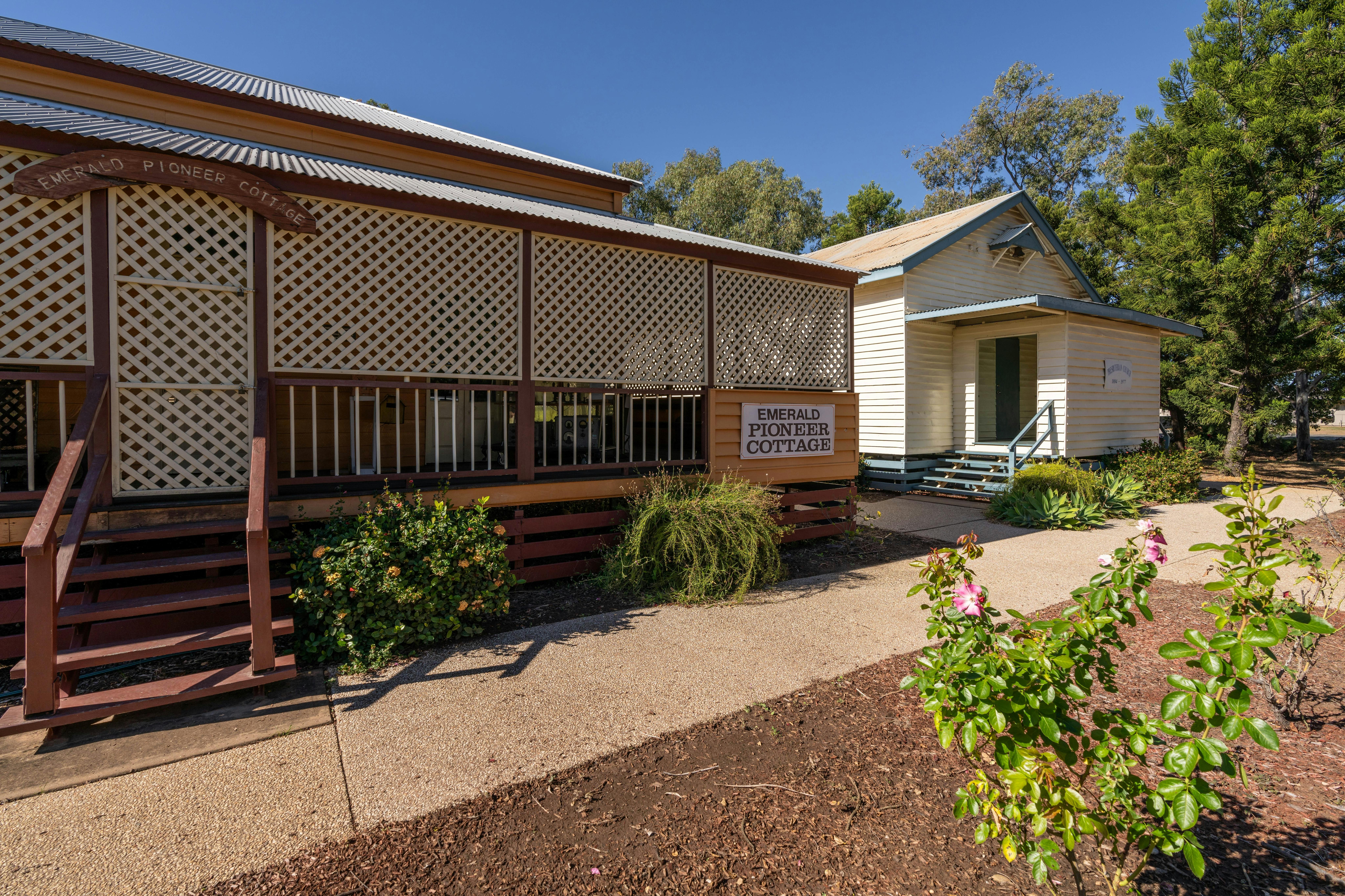 Emerald Pioneer Cottage Complex