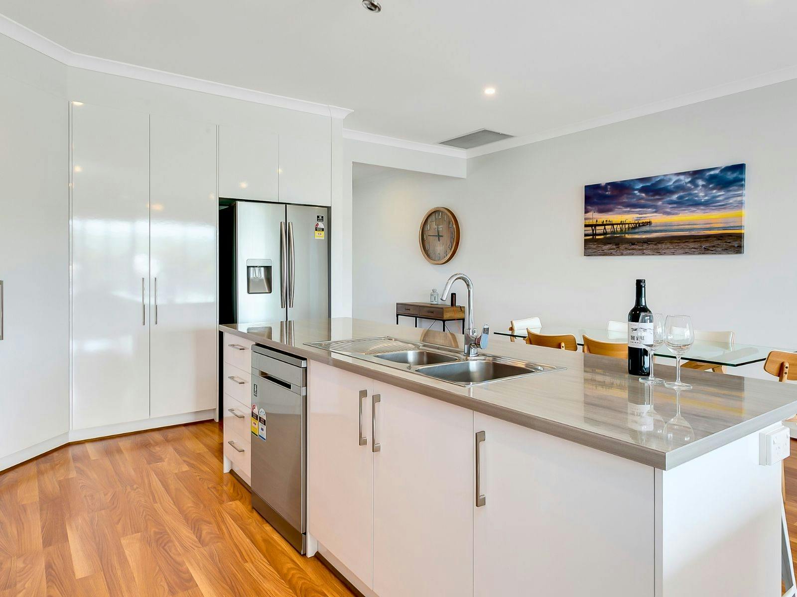 4BR Contemporary Coastal Home with Rural Outlook