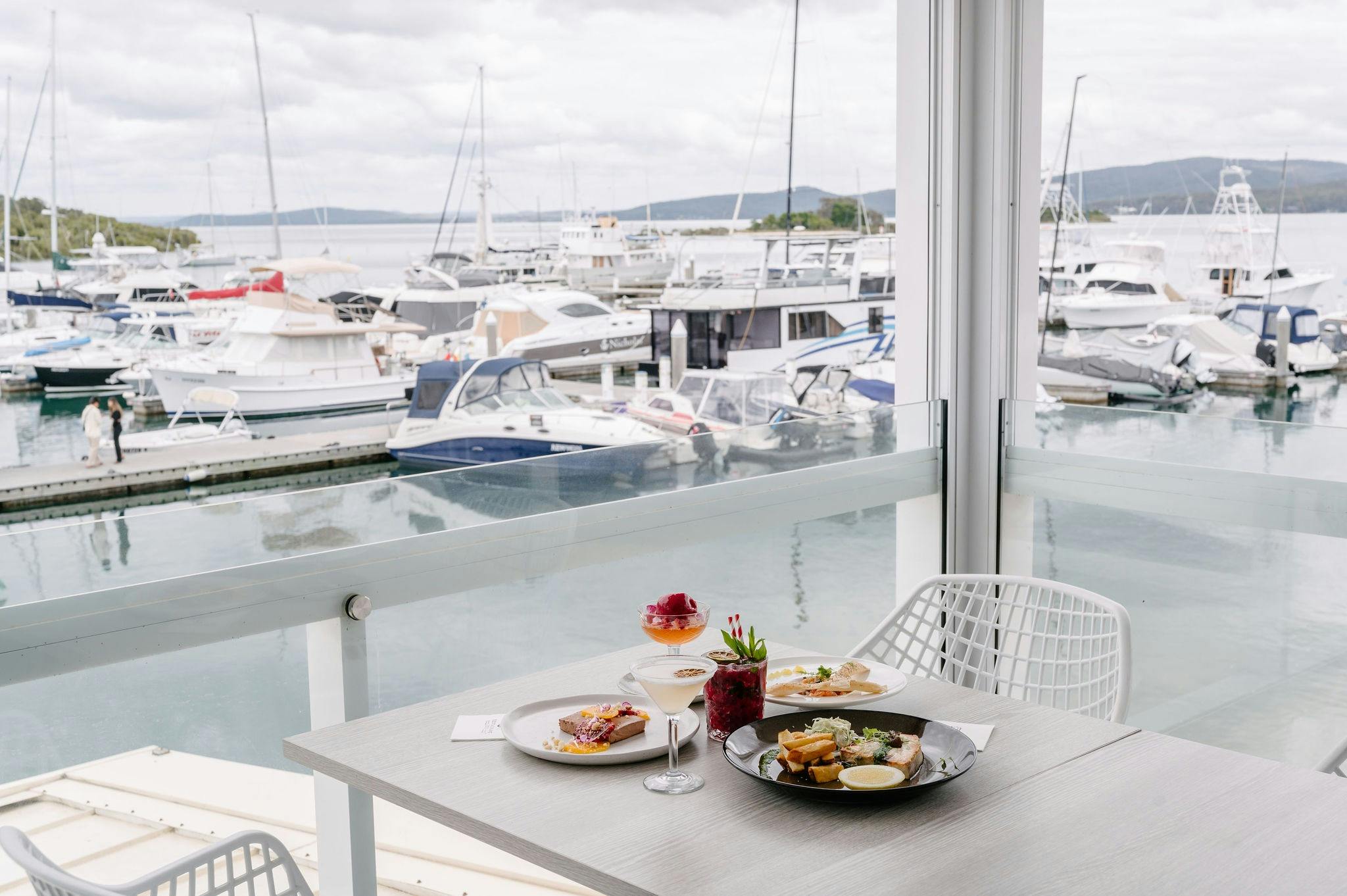 レストランのバルコニーからマリーナを眺める