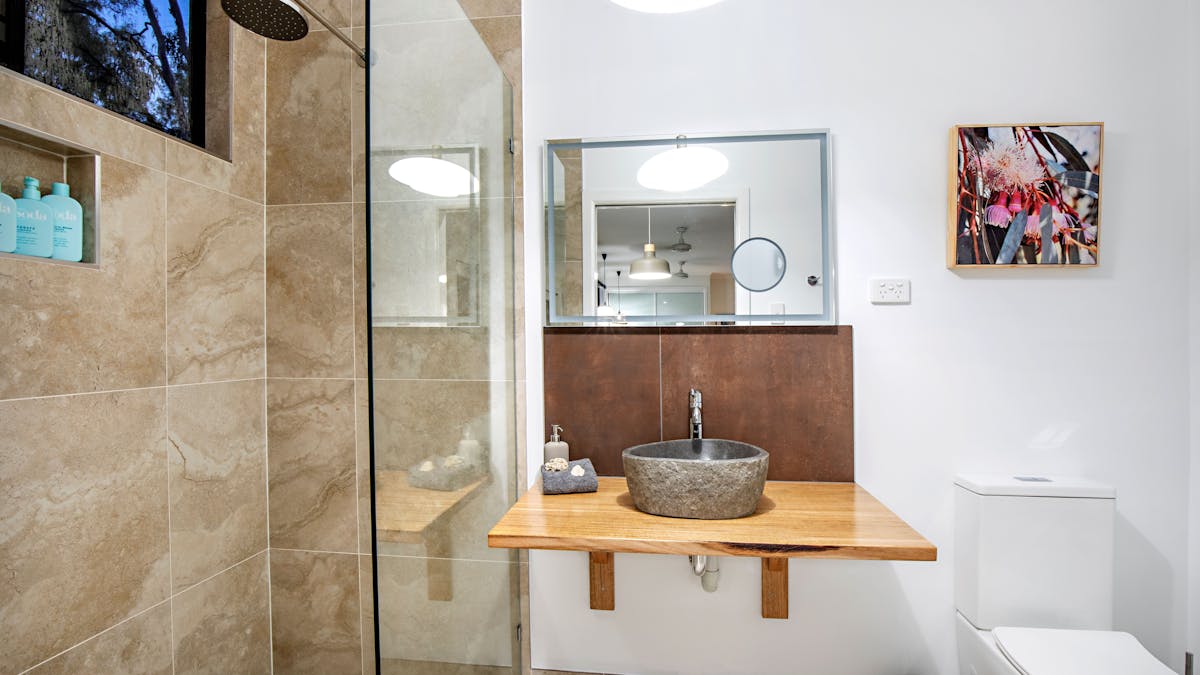 Bandicoot Cabin . Bathroom, modern eco design.