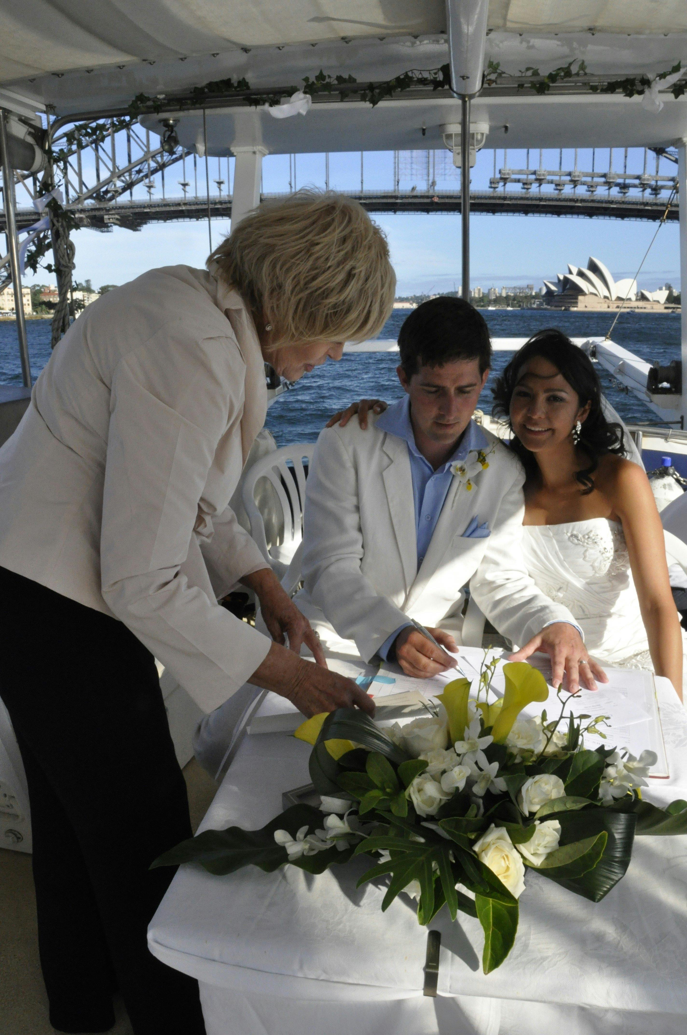 祝賀会と登録簿への署名