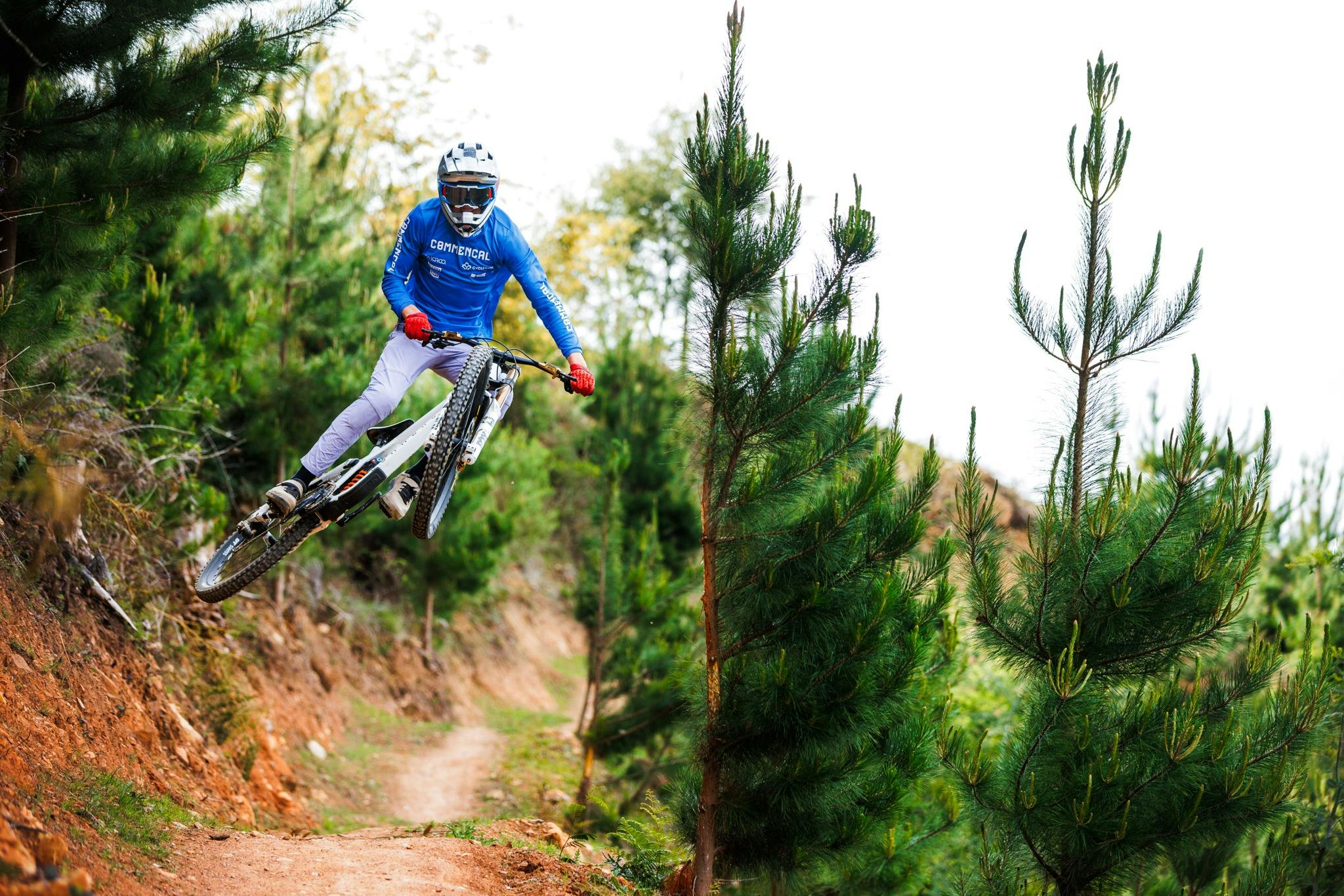 Rider jumping at Mystic Bike Park FlowmingoTrail
