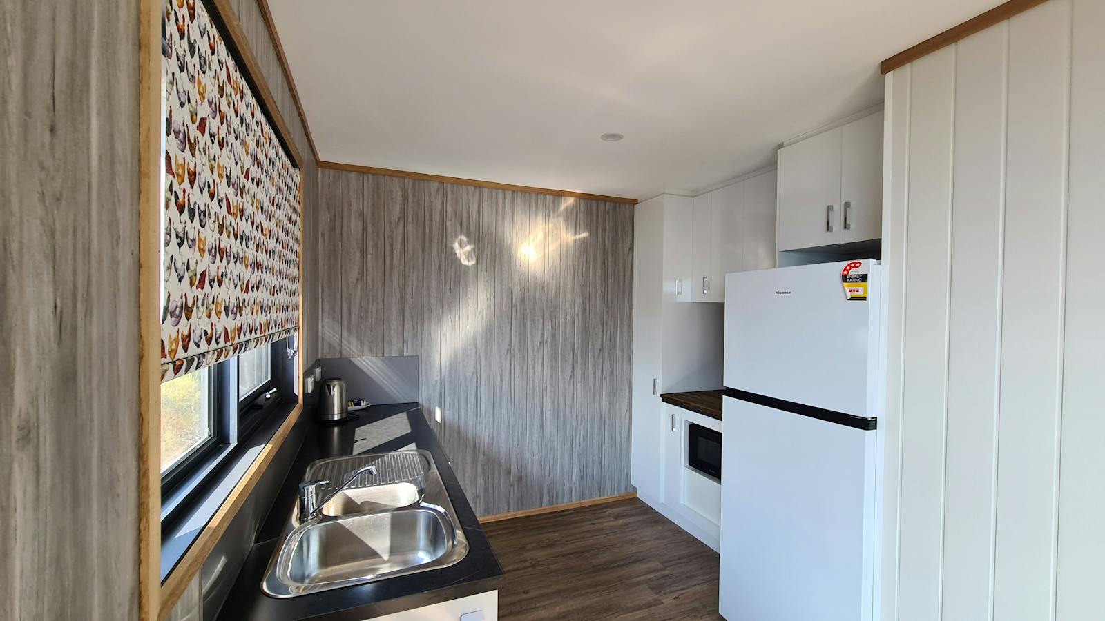 Seaview Eagle cabin kitchen and dining area