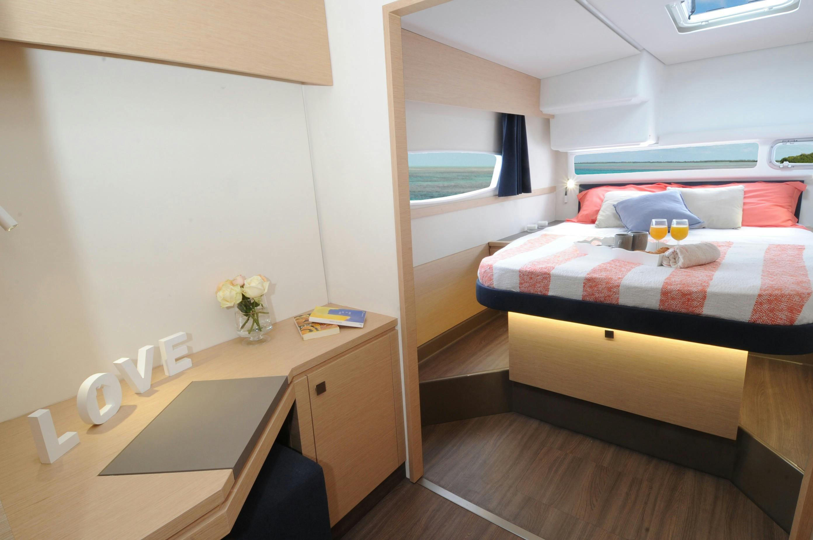 Helia 44, Main Cabin