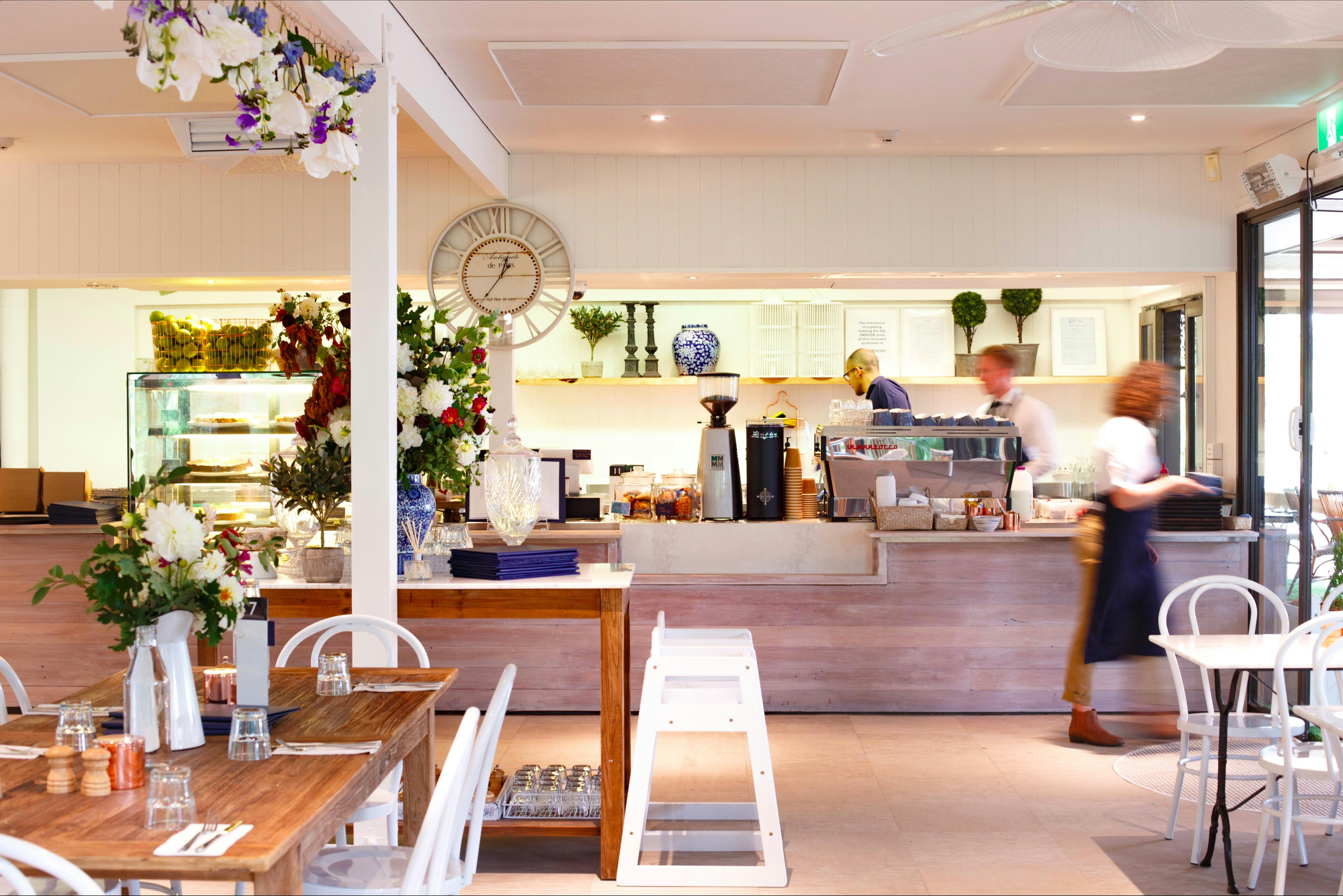 Light, airy decor with flowers of flowers