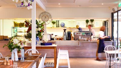 Light, airy decor with flowers of flowers