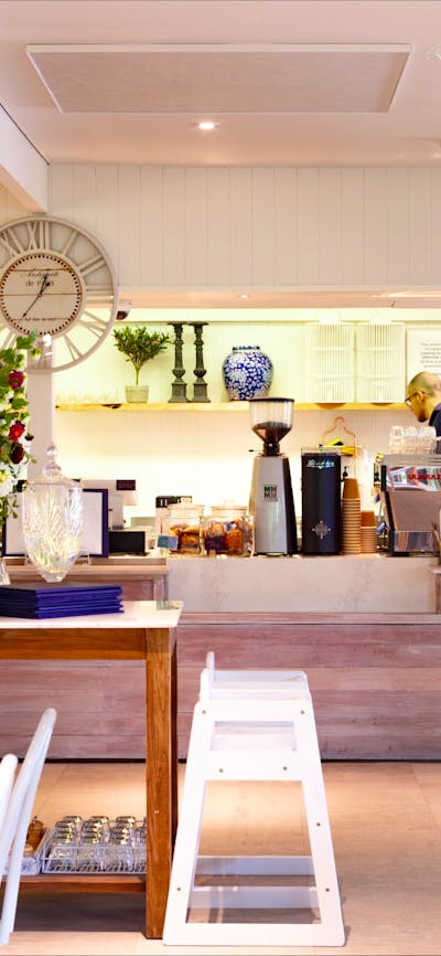 Light, airy decor with flowers of flowers