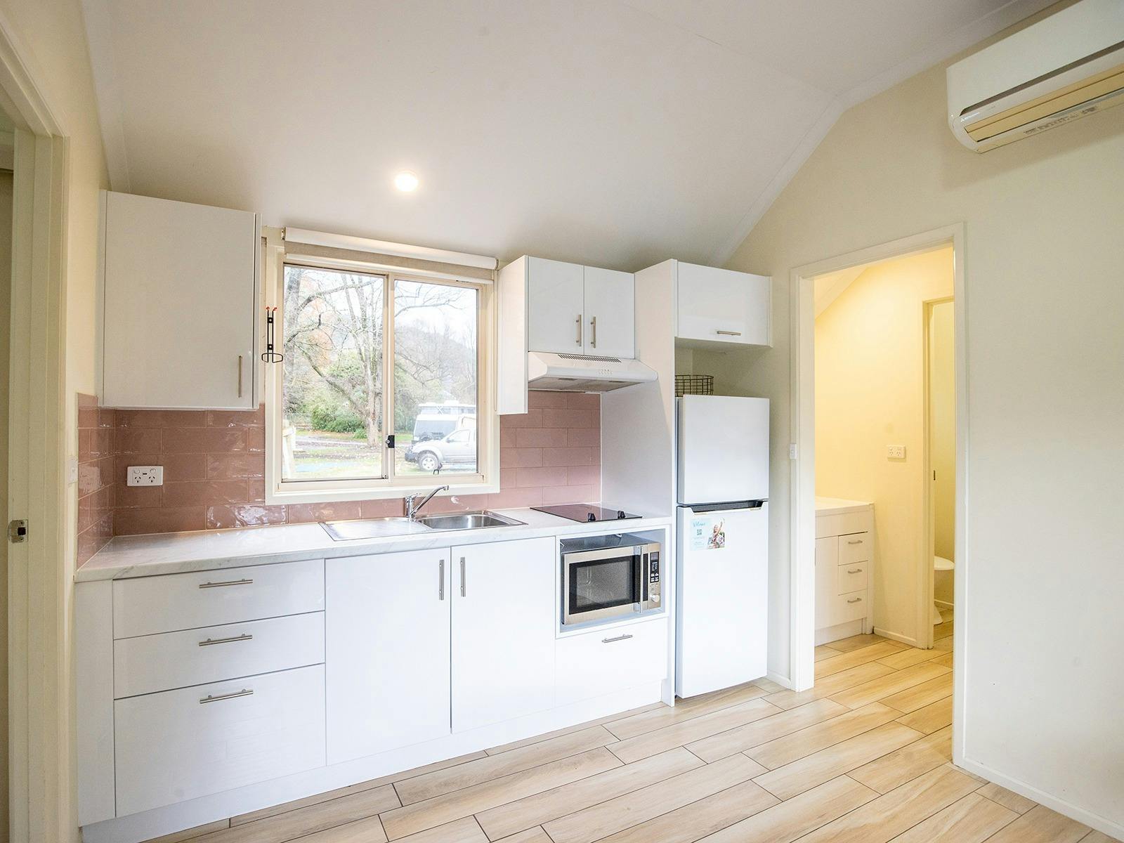 River Cabin - Kitchen
