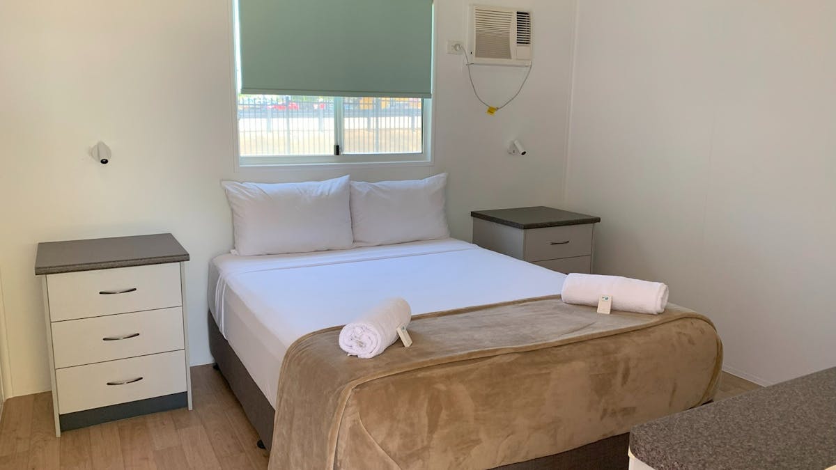 Budget cabin with queen bed, air con, TV, kettle, recently refurbished