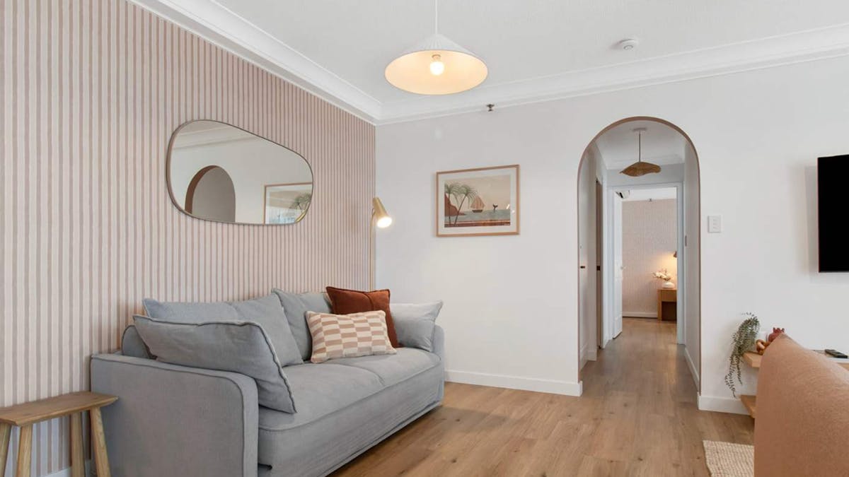 2 bedroom unit in Burleigh - lounge