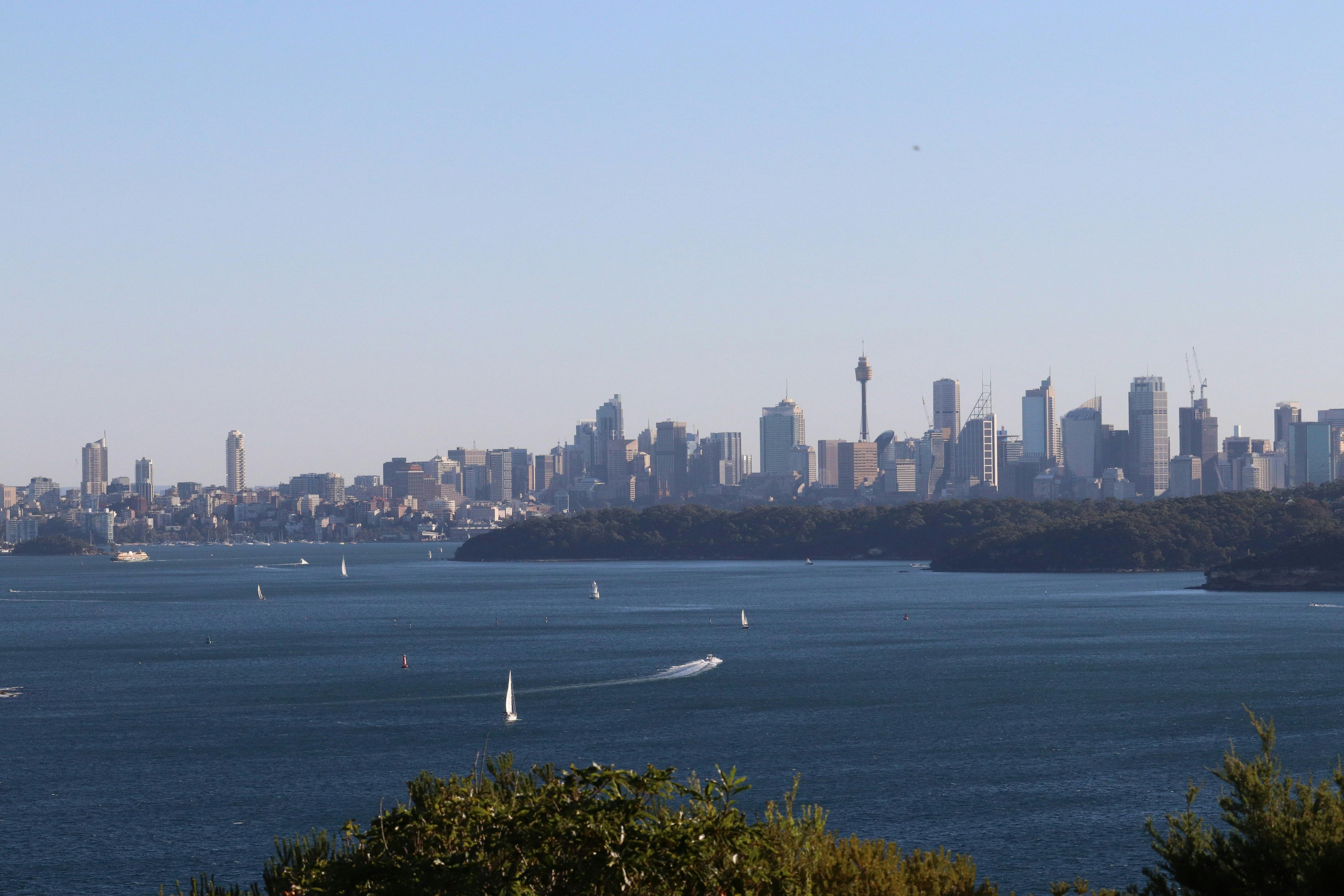 북쪽으로 시내 중심가로 이동