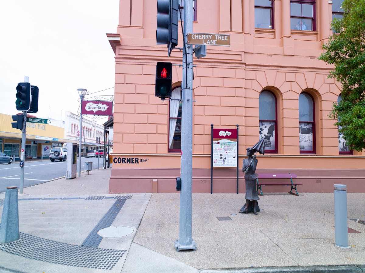 photo of Mary Poppins statue outside the Storybank in Maryborough