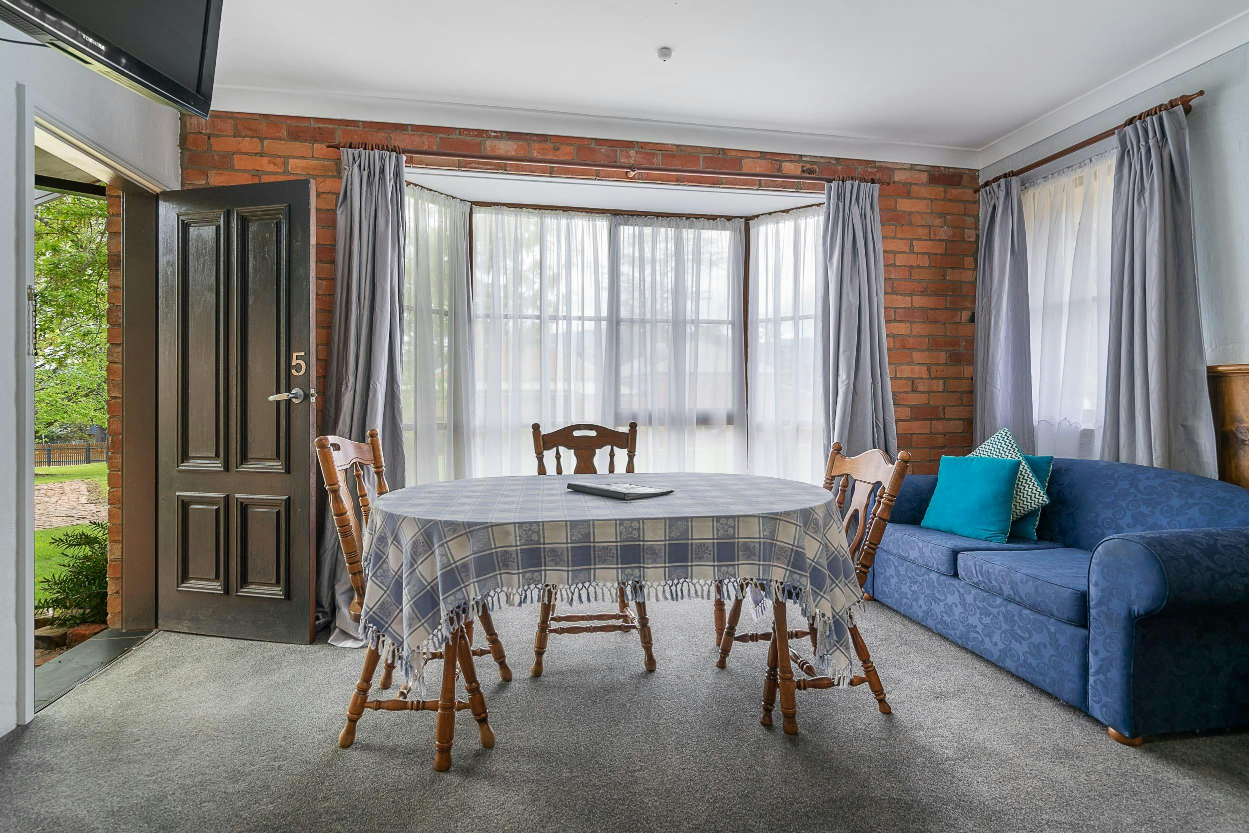 Room 5, outside access