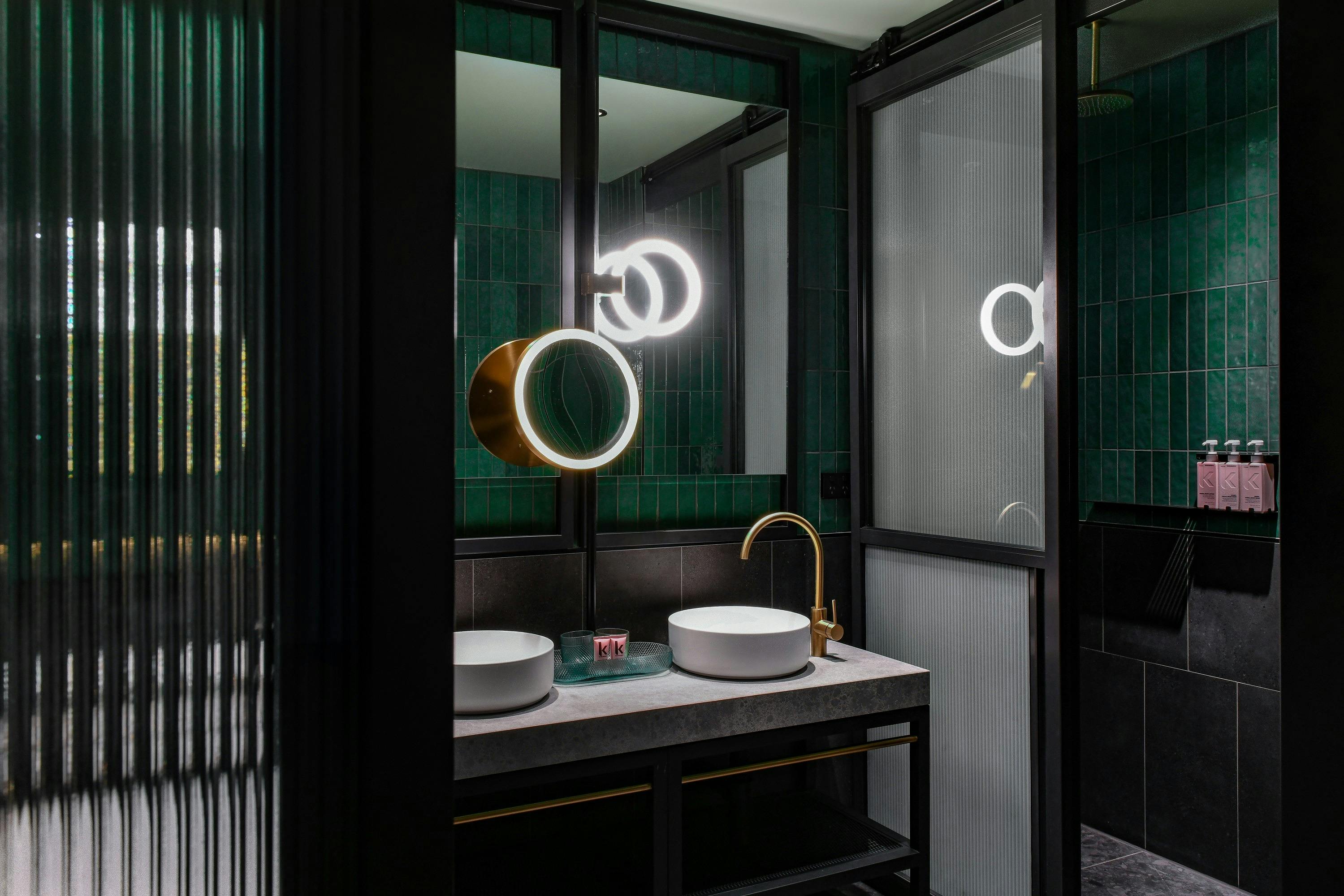 QT Deluxe King Bathroom