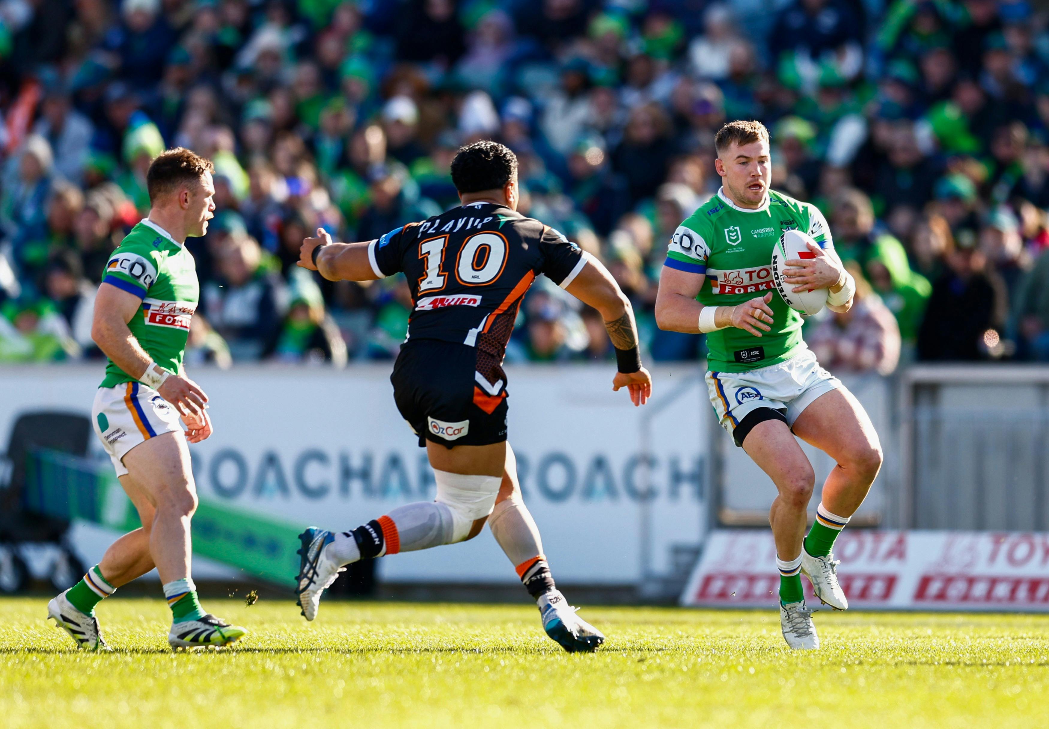 Canberra Raiders player Hudson Young running the ball.