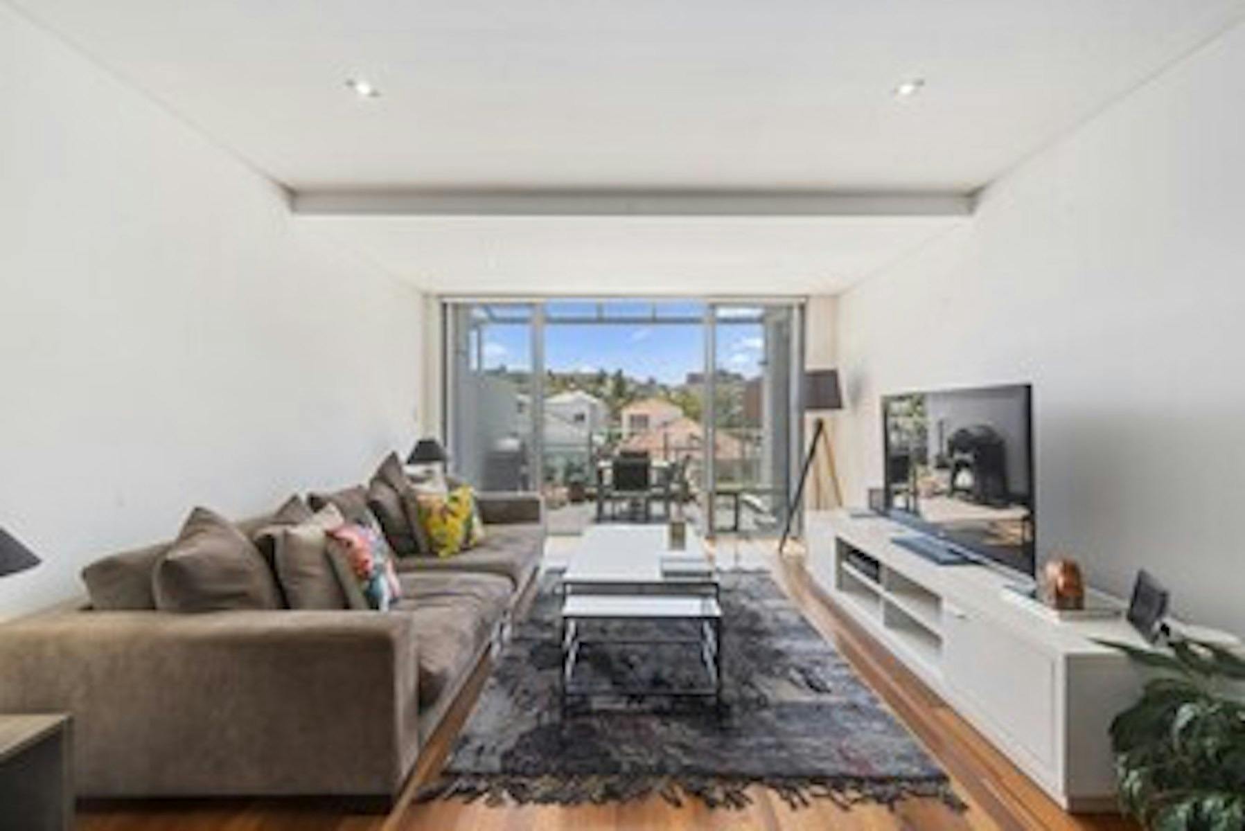 Entry level living room with terrace and BBQ