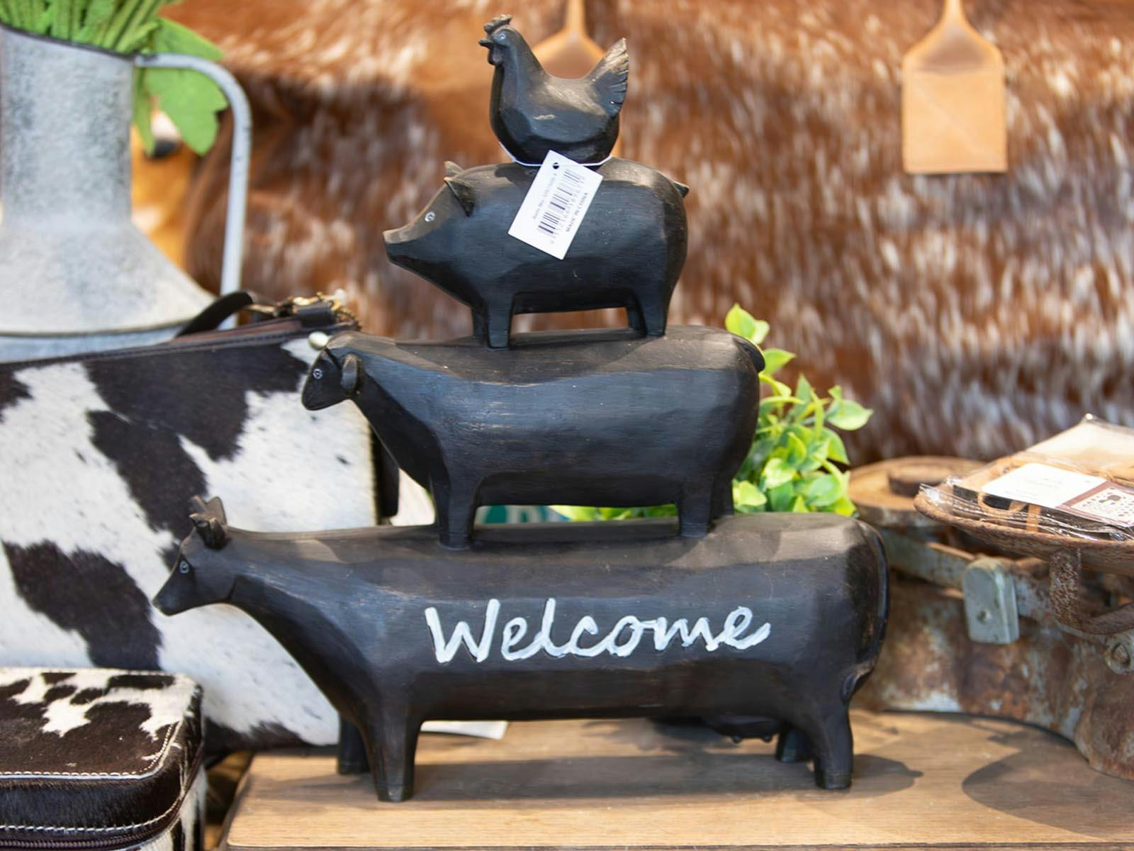 木材を積み重ねた納屋の動物たち