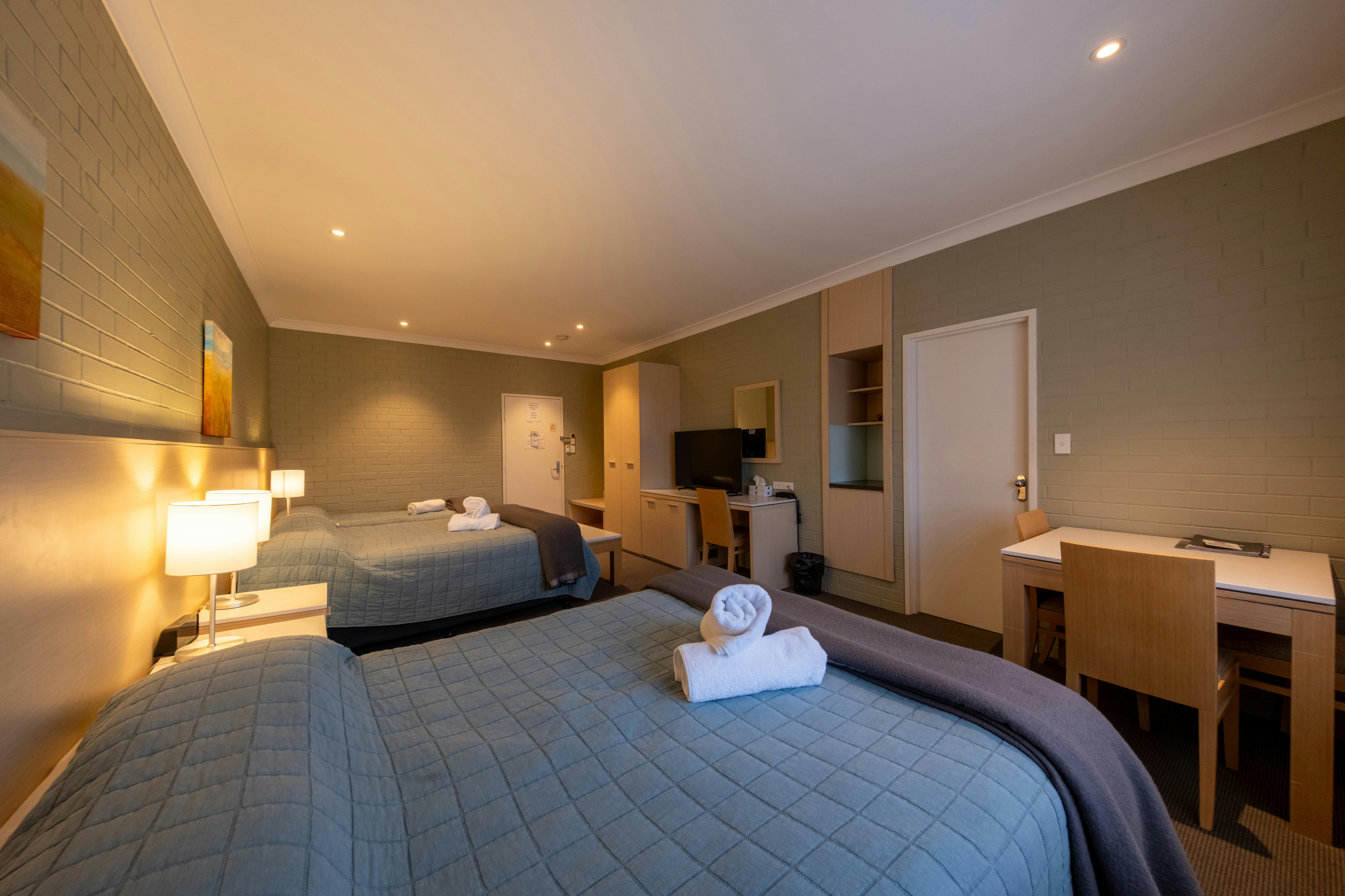 퀸 사이즈 침대 2개와 싱글 침대 1개가 있는 패밀리룸