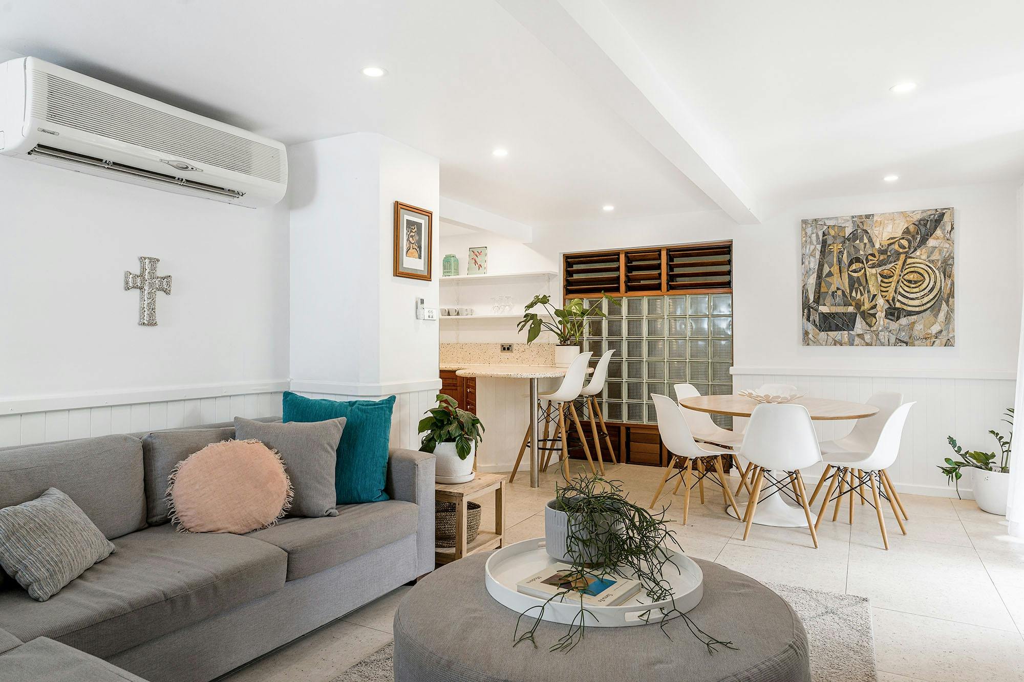 바이런 블리스하우스 가든 빌라 - 바이런 베이 - 다이닝 및 주방으로 이어지는 거실 공간 b