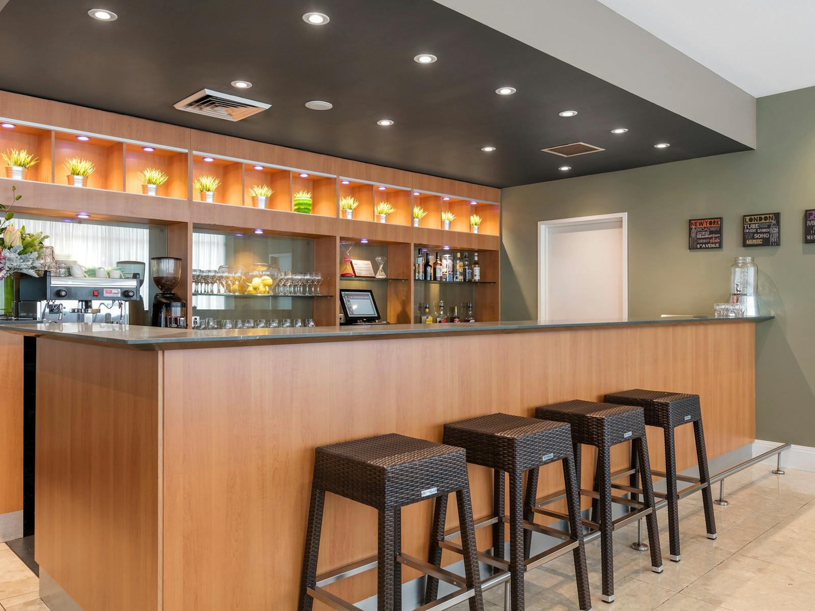 Exacta Bar