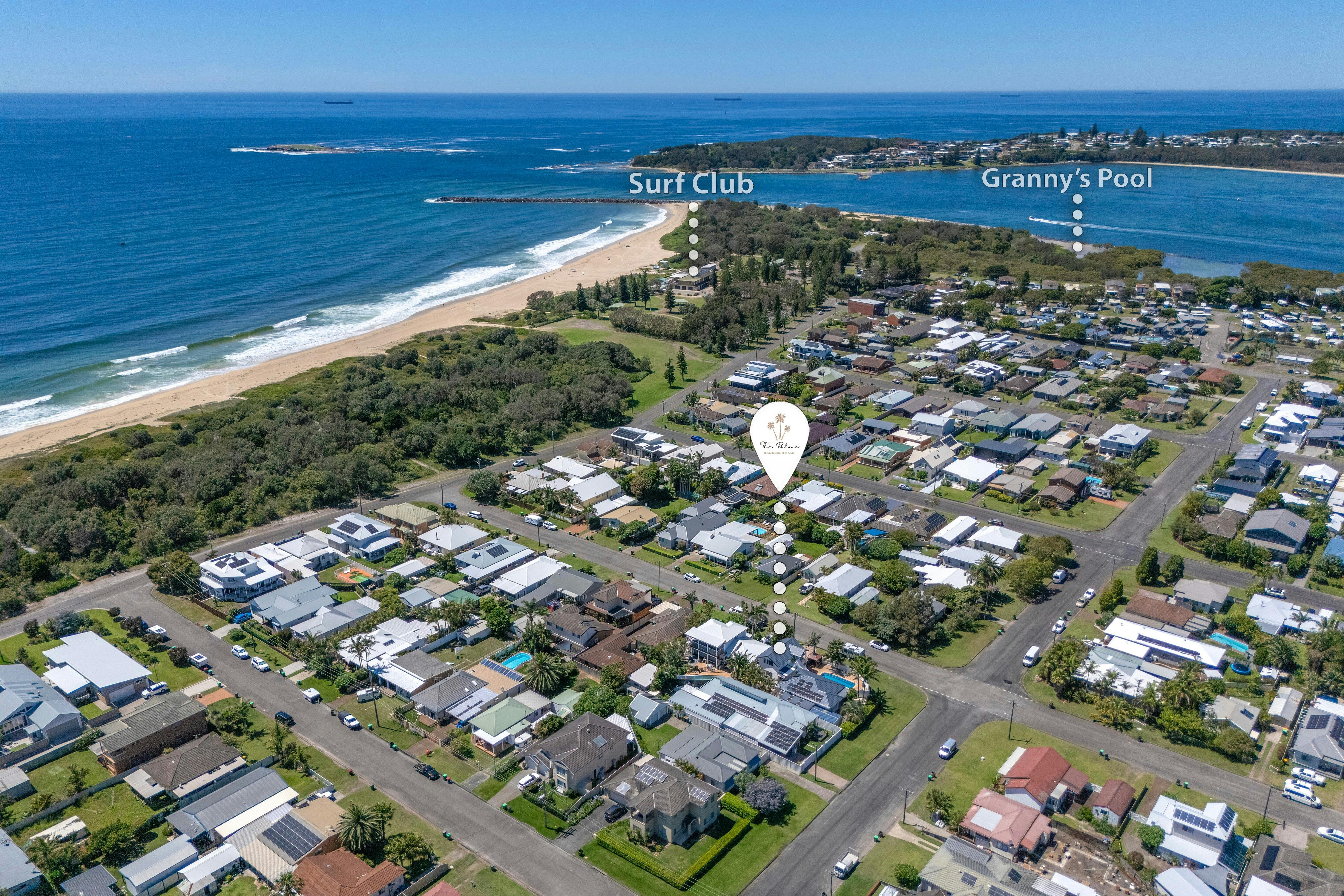 ブラックスミス サーフ クラブと防波堤の近くを示す航空写真