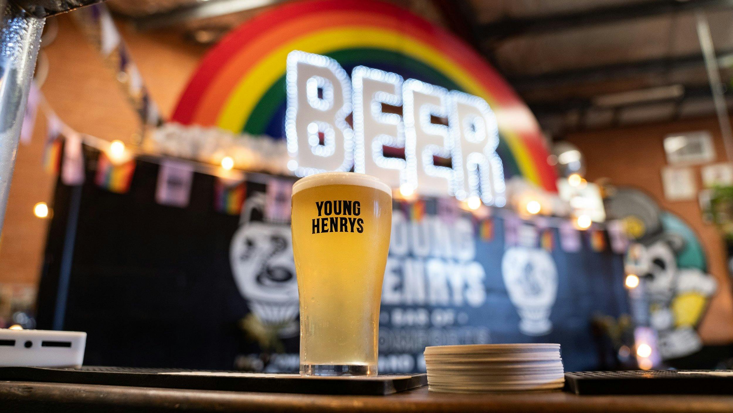 位於紐敦的 Young Henry 色彩繽紛的品酒酒吧