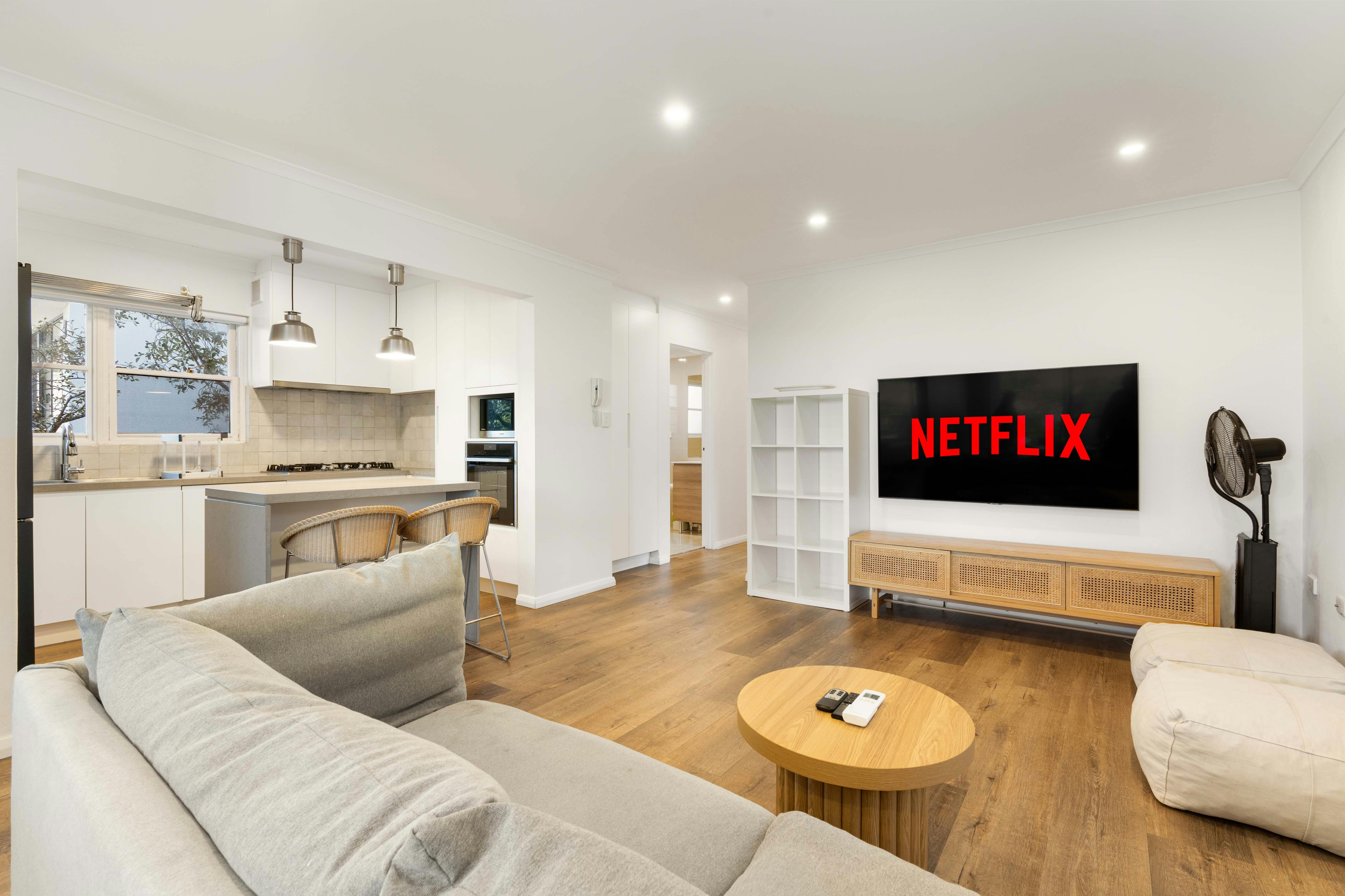 Living room with TV and modern furnishings, Netflix for entertainment.
