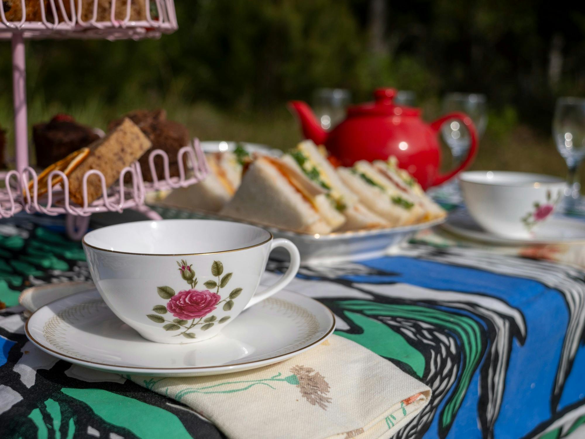 Chinesische Teetasse vor dem Hintergrund von Sandwiches und Süßigkeiten