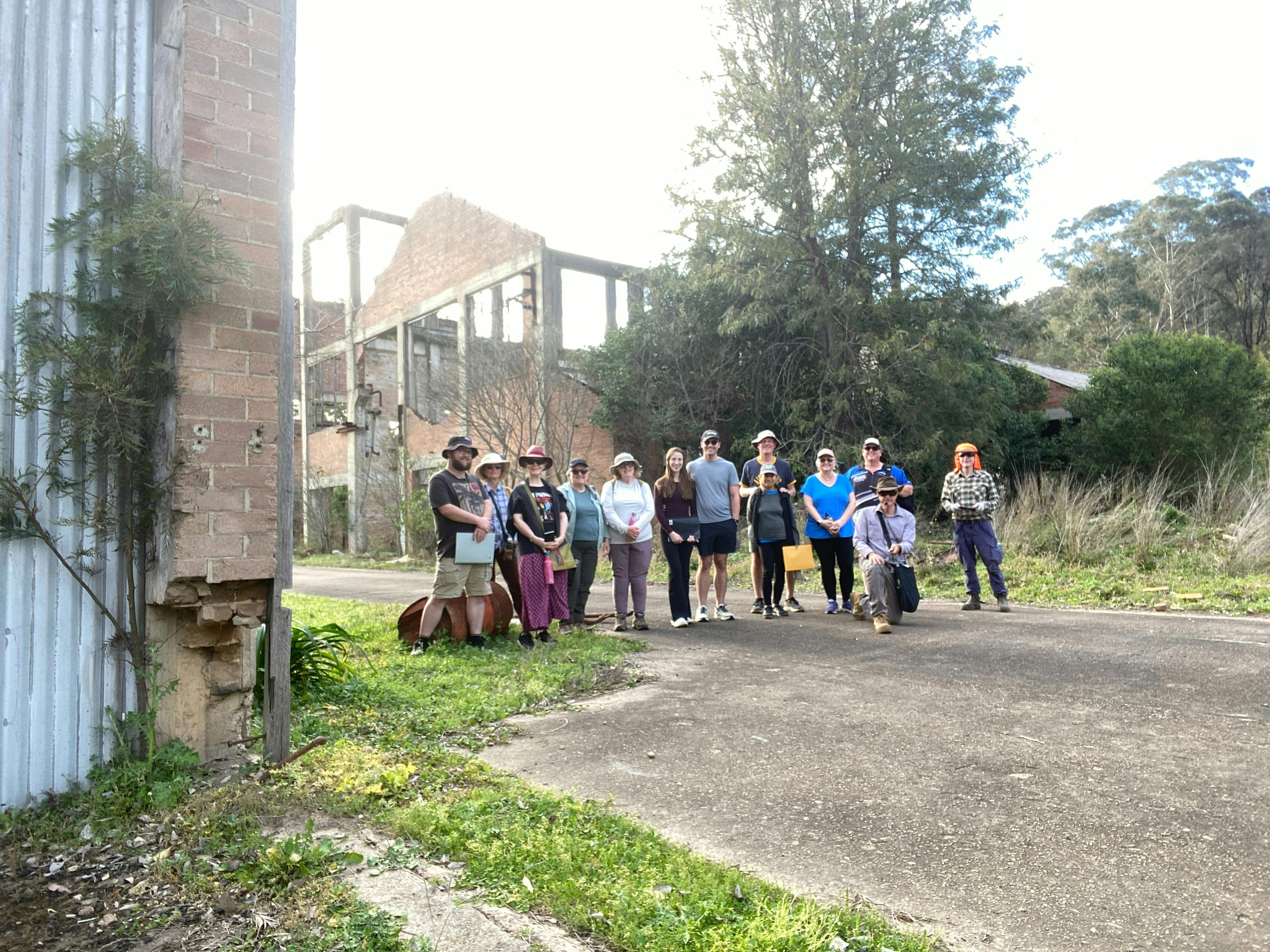 步行游览格伦戴维斯页岩厂遗址（背景），前景中有人在。