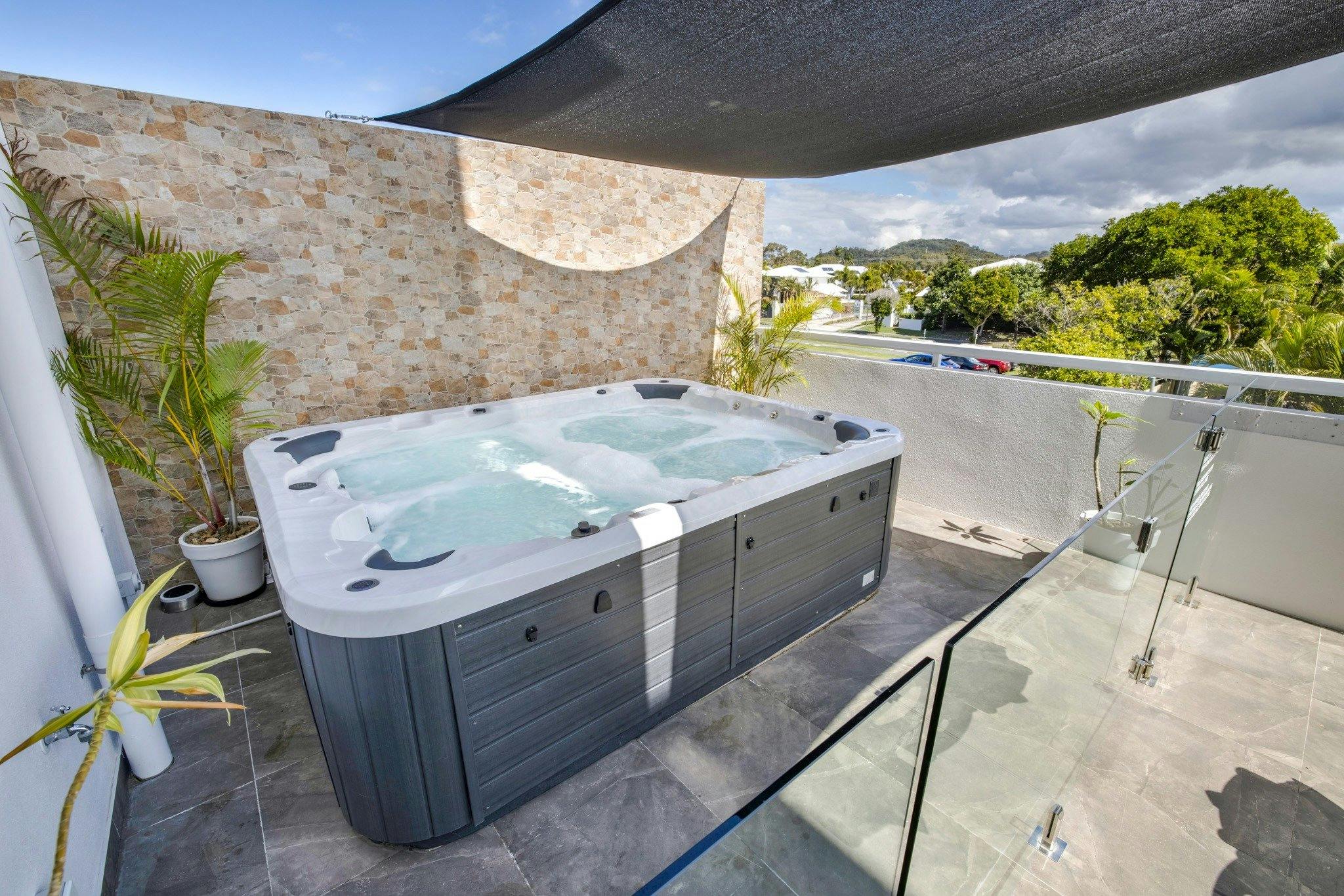 9 person massaging hot tub