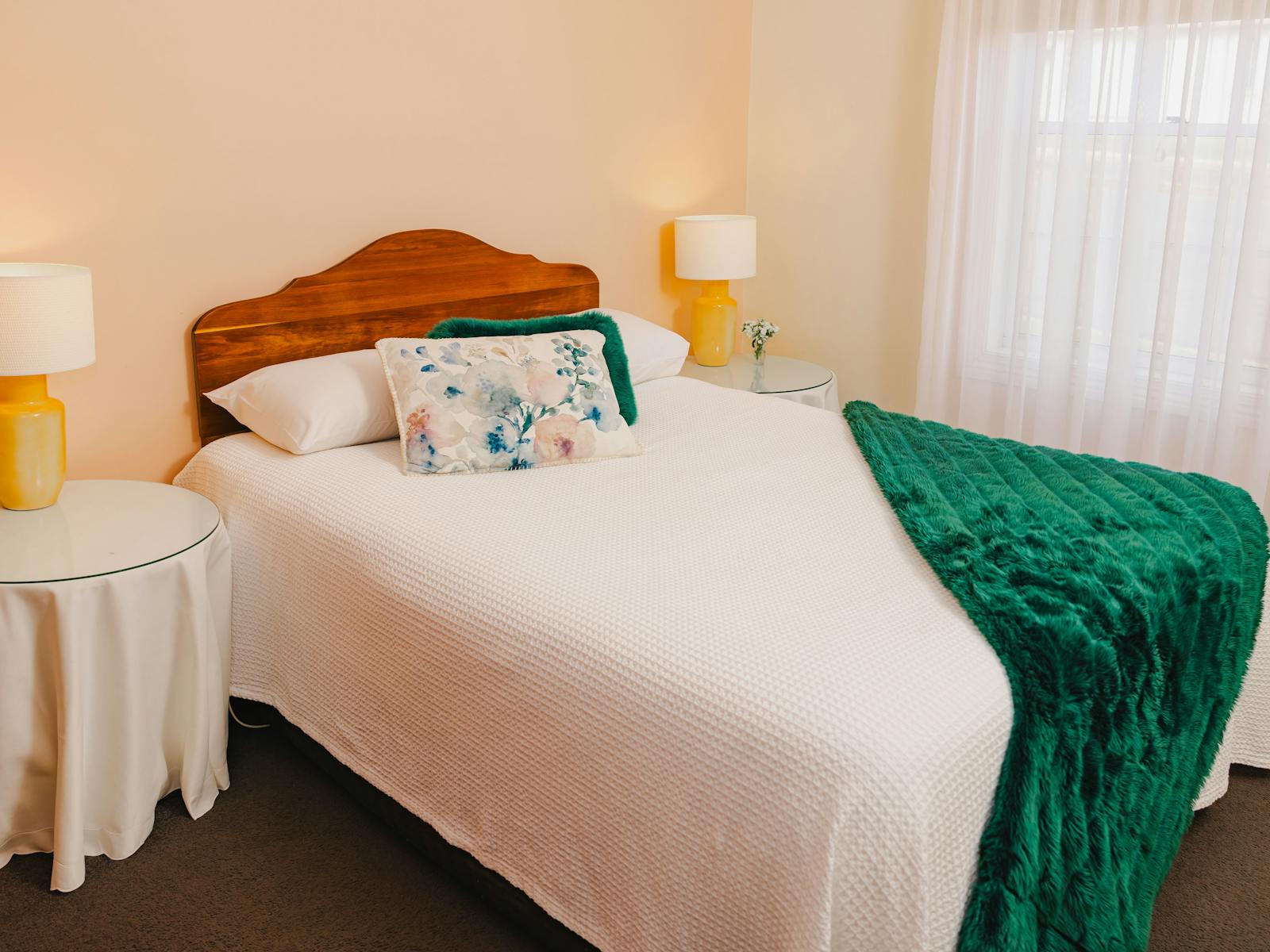 Queen bed in 2nd bedroom