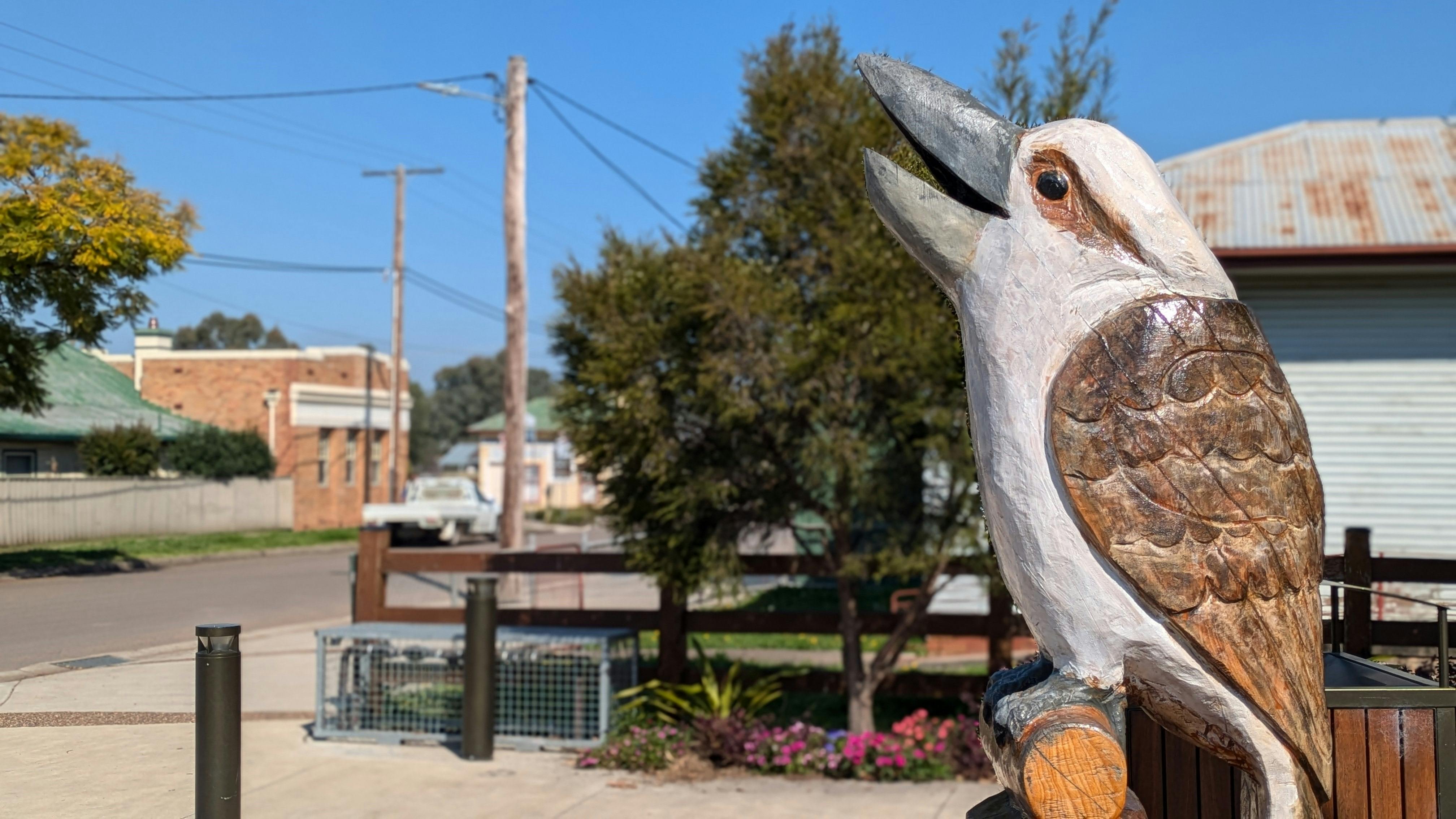 Muswellbrook 기념공원에서 Mark Ray가 전기톱으로 만든 kookaburra 조각상