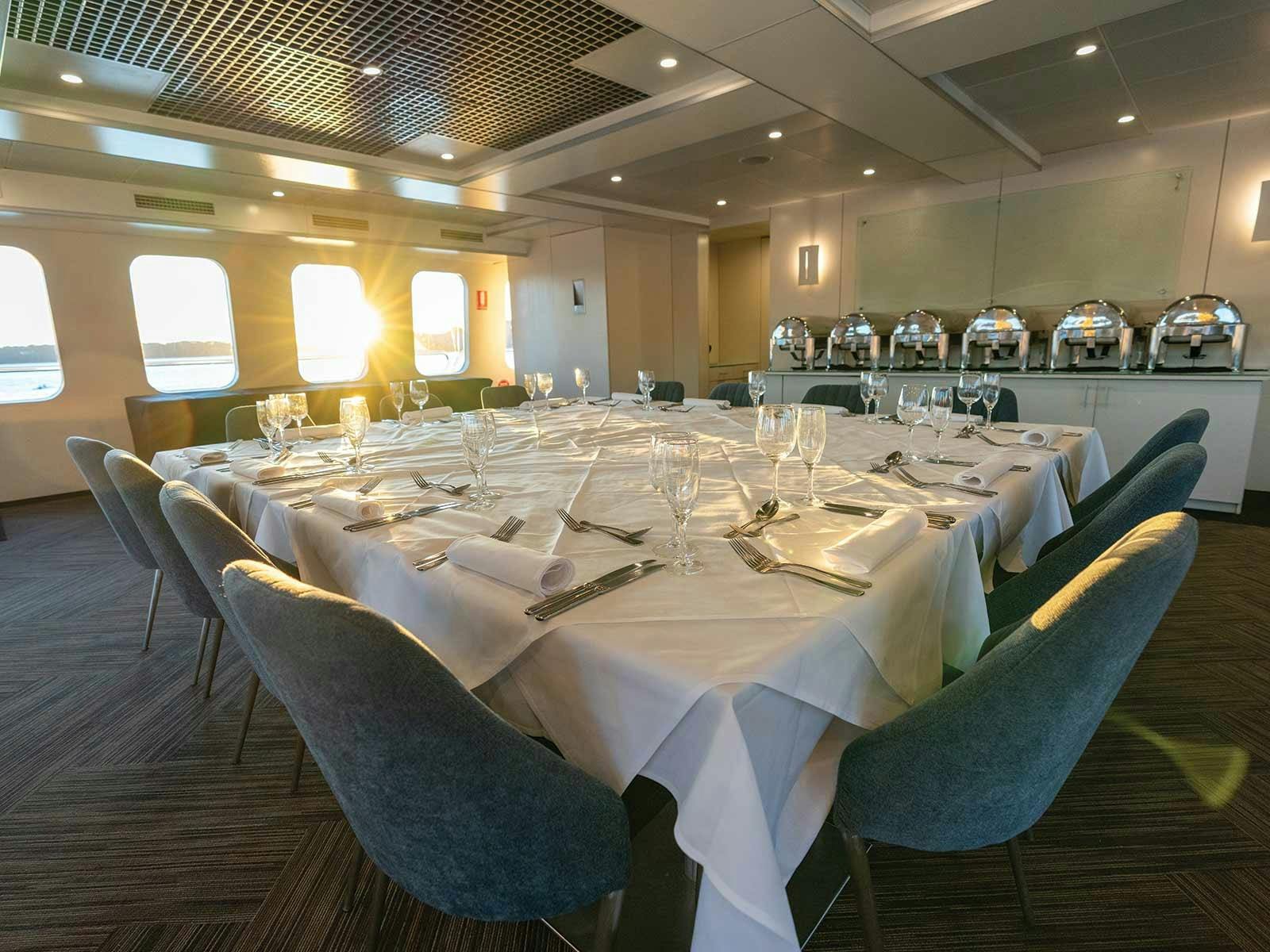 「マジスティック・ツー」の船内のエレガントなダイニング