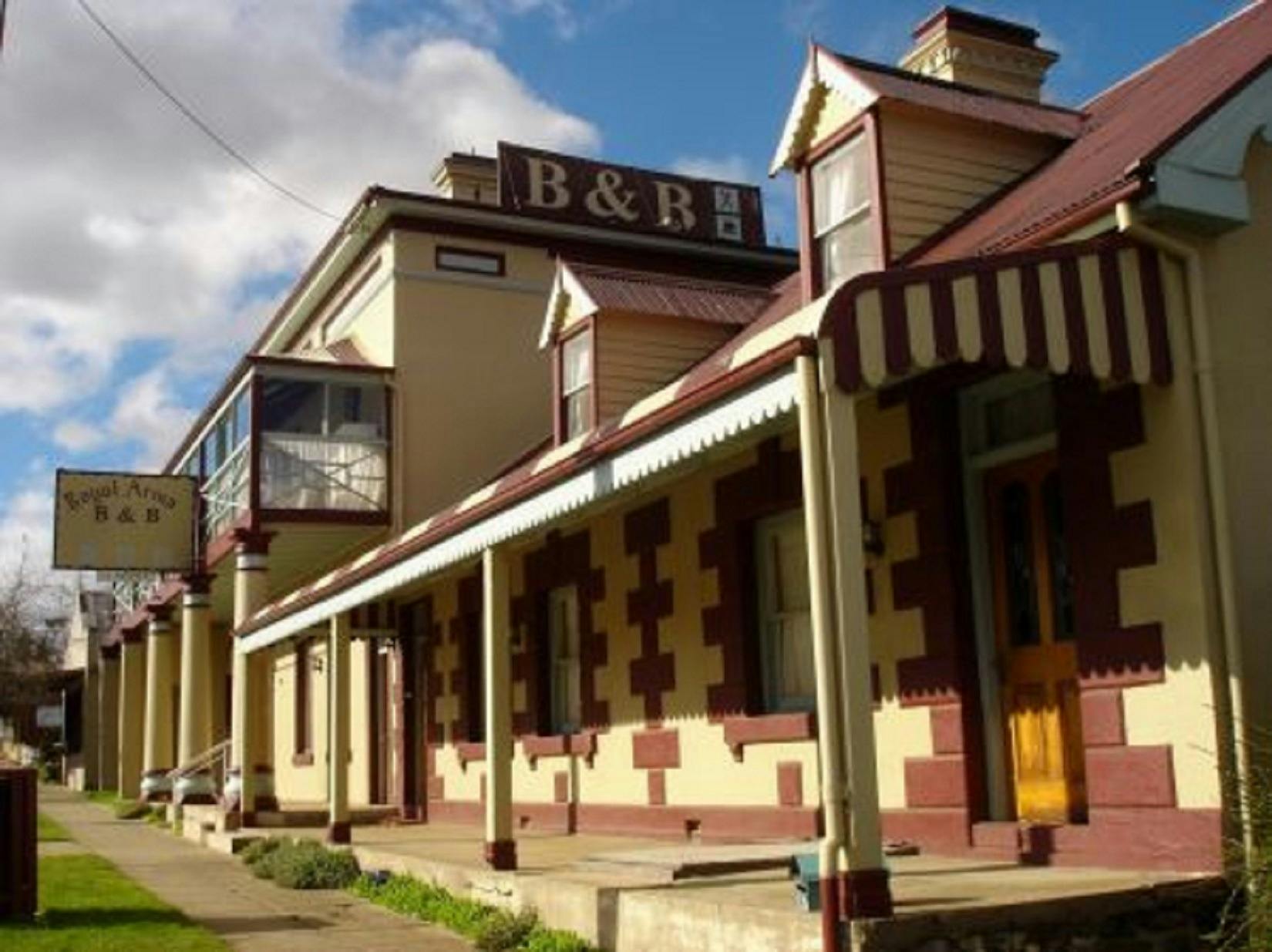 Royal Arms Historical B&B