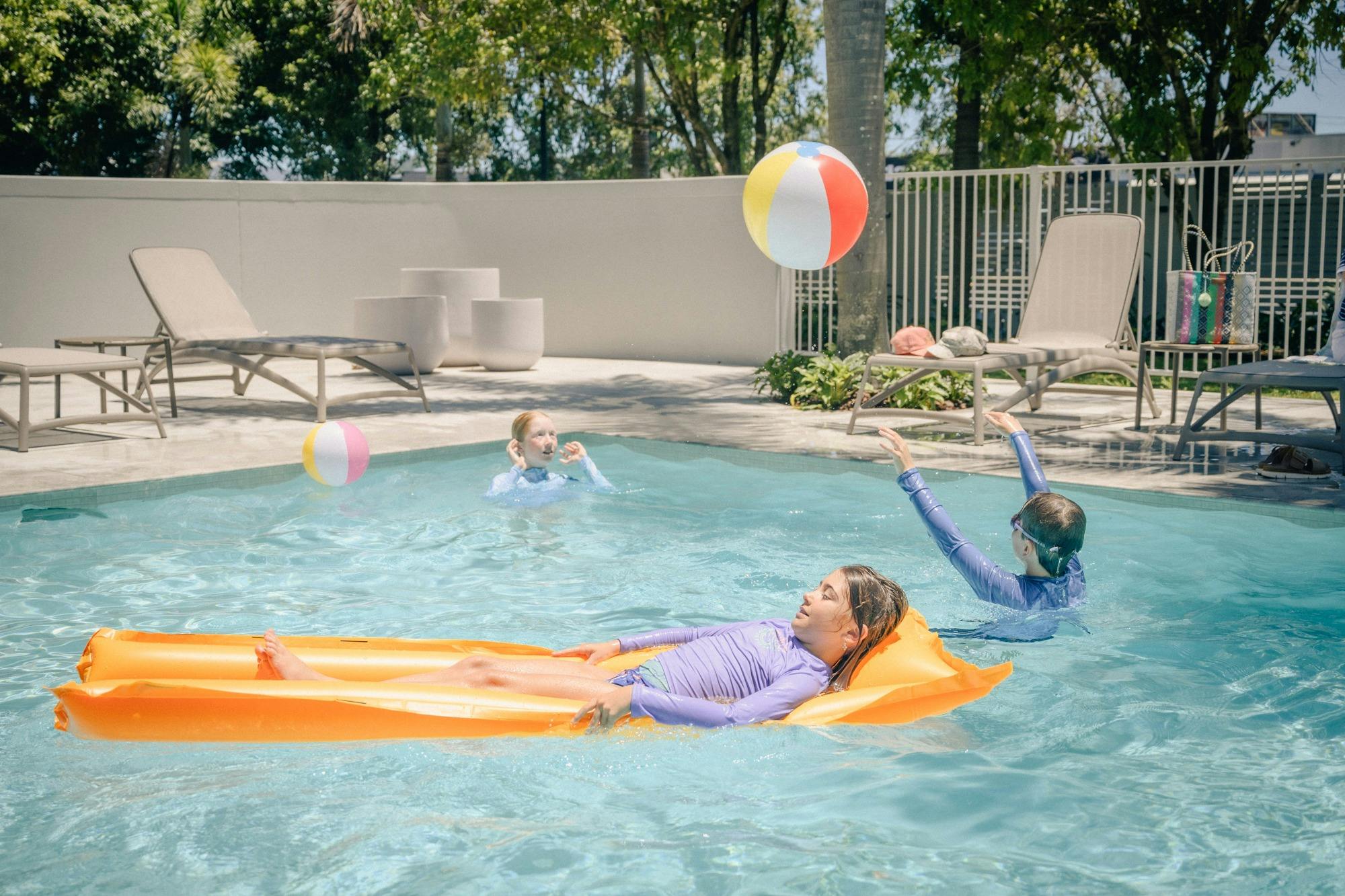 孩子們在游泳池裡玩耍